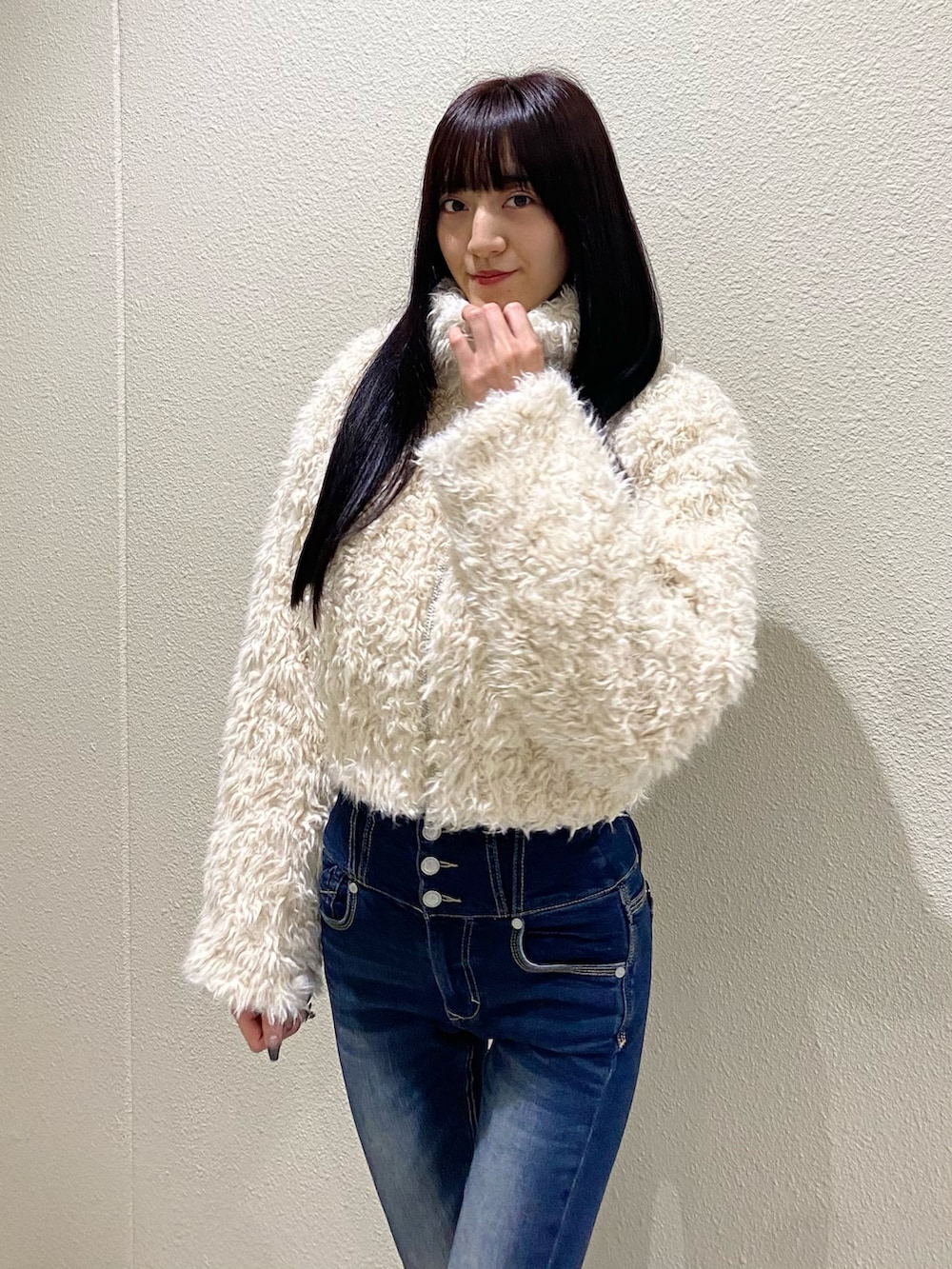 ブルー系のデニムパンツ、ホワイト系のブルゾンを着用したレディースの秋コーディネートの5枚目の写真