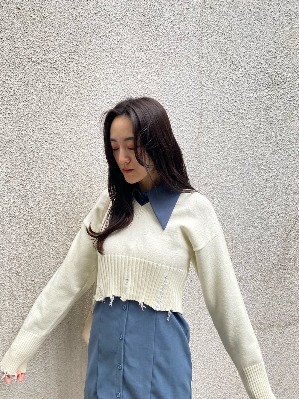 ホワイト系のニット/セーター、ブルー系のワンピース、ホワイト系のショルダーバッグを着用したレディースの冬コーディネートの6枚目の写真