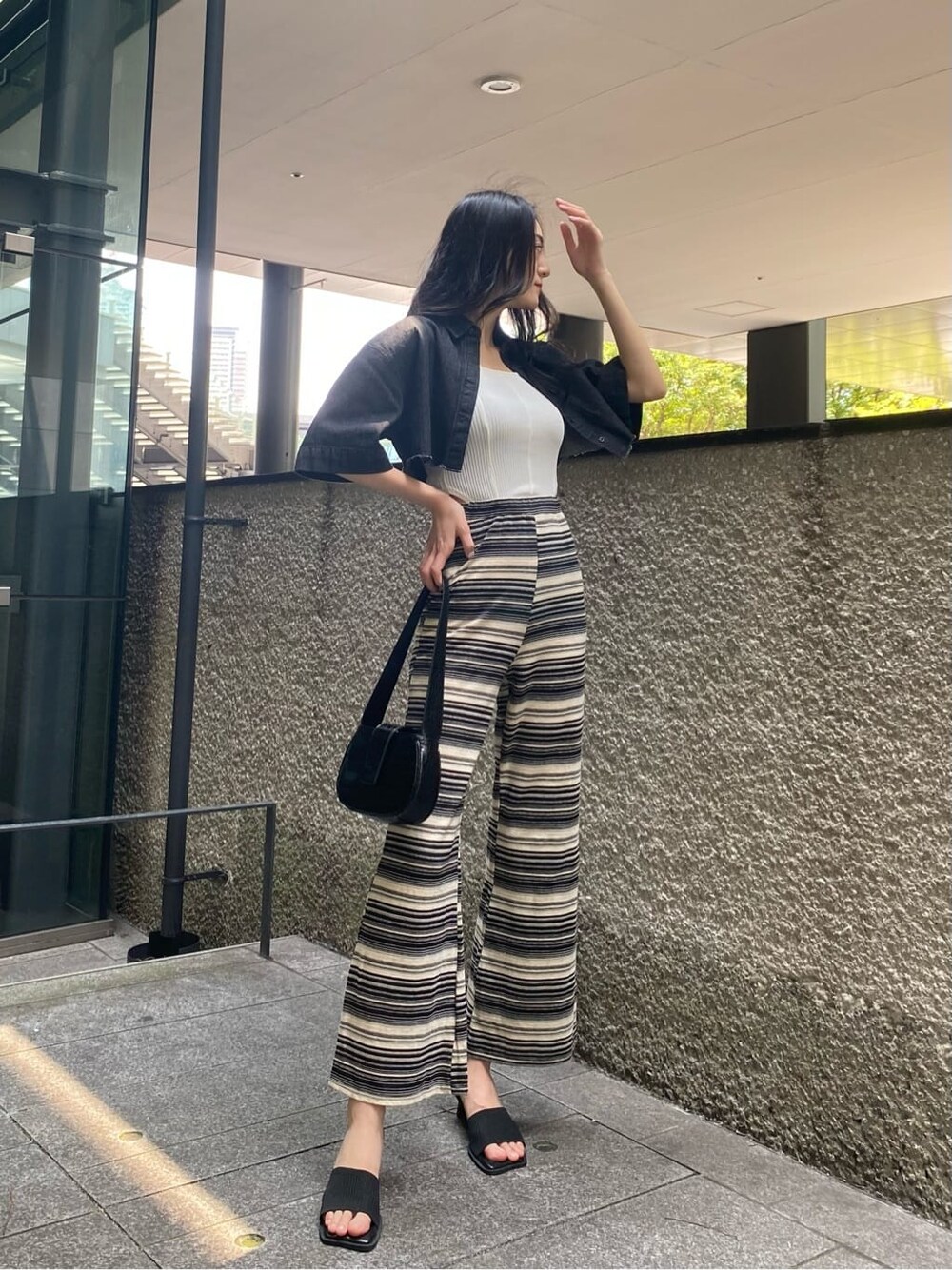 その他のその他パンツ、ブラック系のシャツ/ブラウス、ホワイト系のタンクトップを着用したレディースの夏コーディネートの2枚目の写真