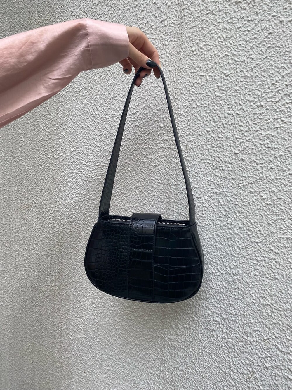 ピンク系のシャツ/ブラウス、ブラック系のハンドバッグ、ホワイト系のタンクトップを着用したレディースの夏コーディネートの6枚目の写真