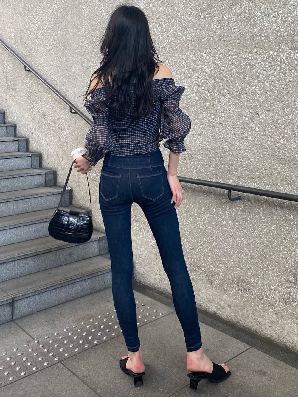 ブラック系のデニムパンツ、その他のTシャツ/カットソー、ブラック系のサンダルを着用したレディースの夏コーディネートの4枚目の写真