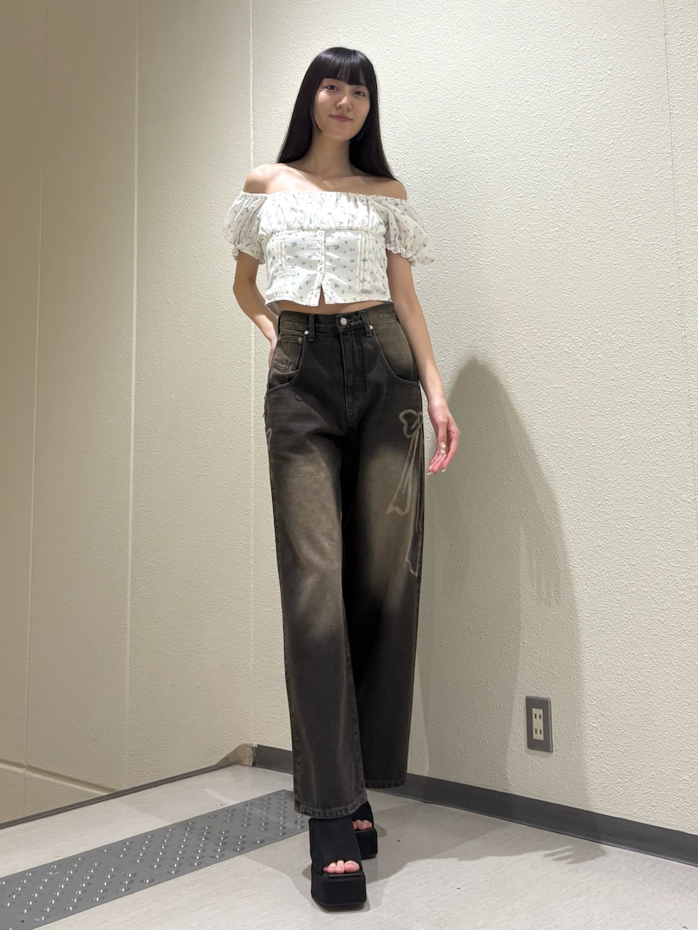 ブラック系のデニムパンツ、ブラック系のサンダルを着用したレディースの夏コーディネートの2枚目の写真