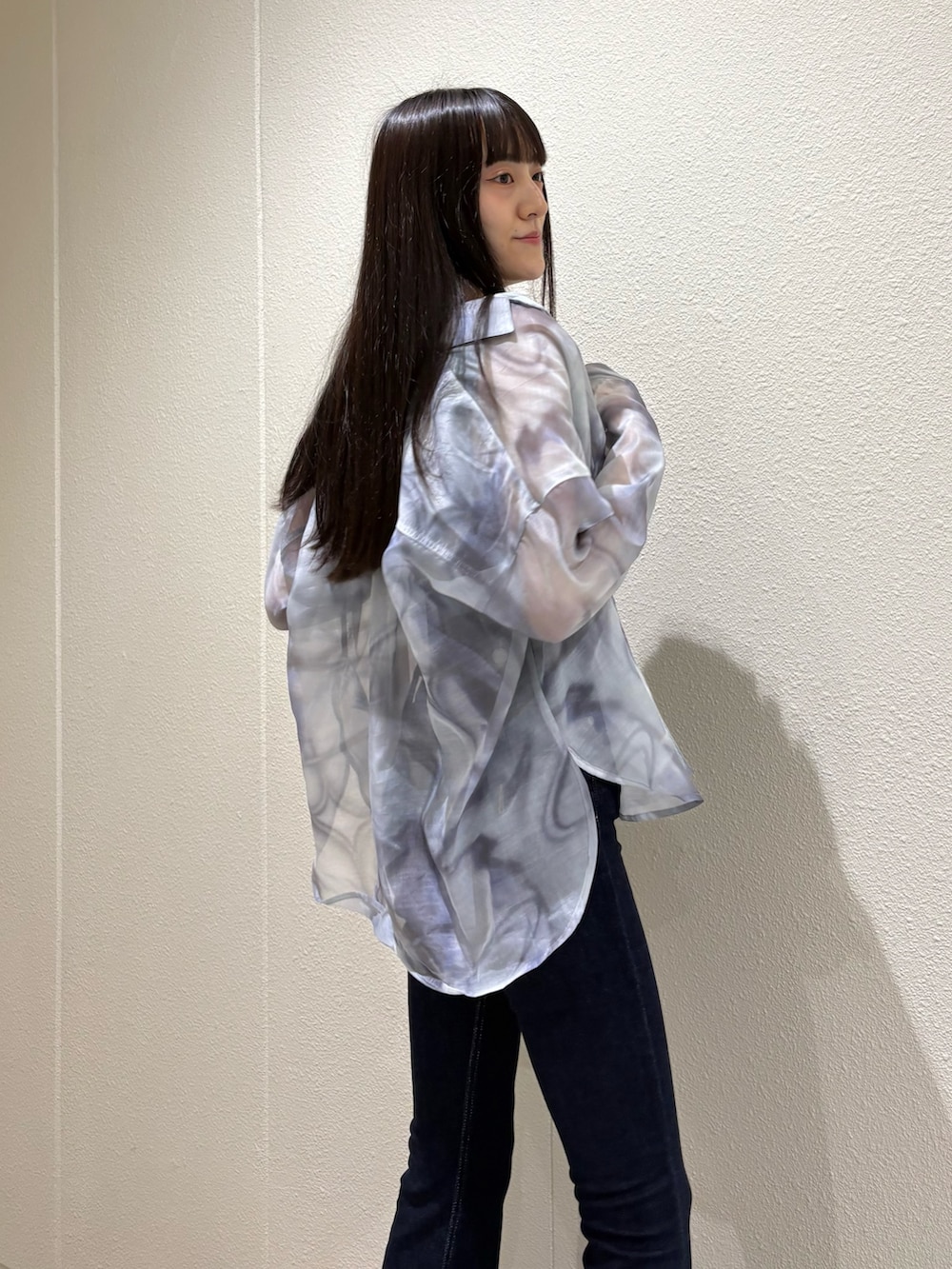 ブルー系のサロペット/オーバーオール、グレー系のシャツ/ブラウス、ブラック系のサンダルを着用したレディースの春コーディネートの5枚目の写真