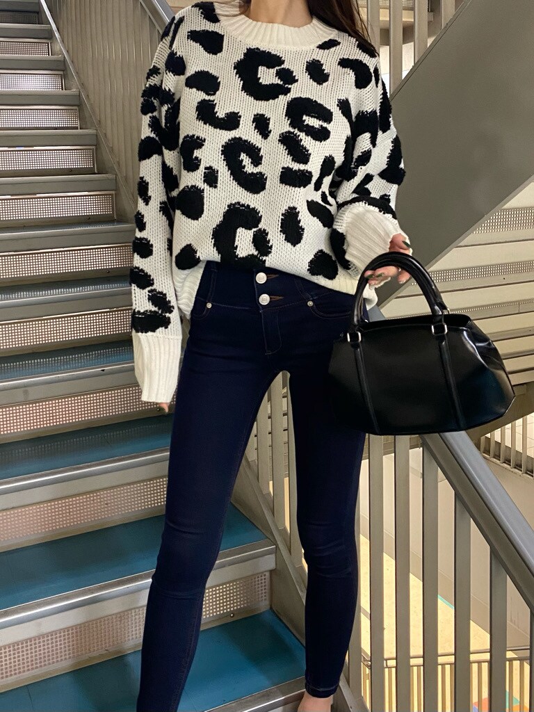 ホワイト系のニット/セーターを着用したレディースの秋コーディネートの4枚目の写真