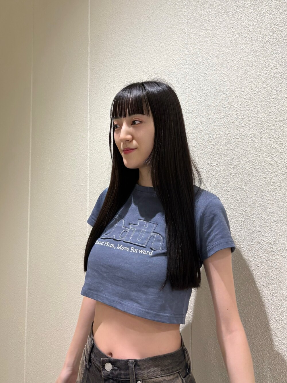 ブラック系のデニムパンツ、ブルー系のTシャツ/カットソー、ブラック系のサンダルを着用したレディースの夏コーディネートの9枚目の写真