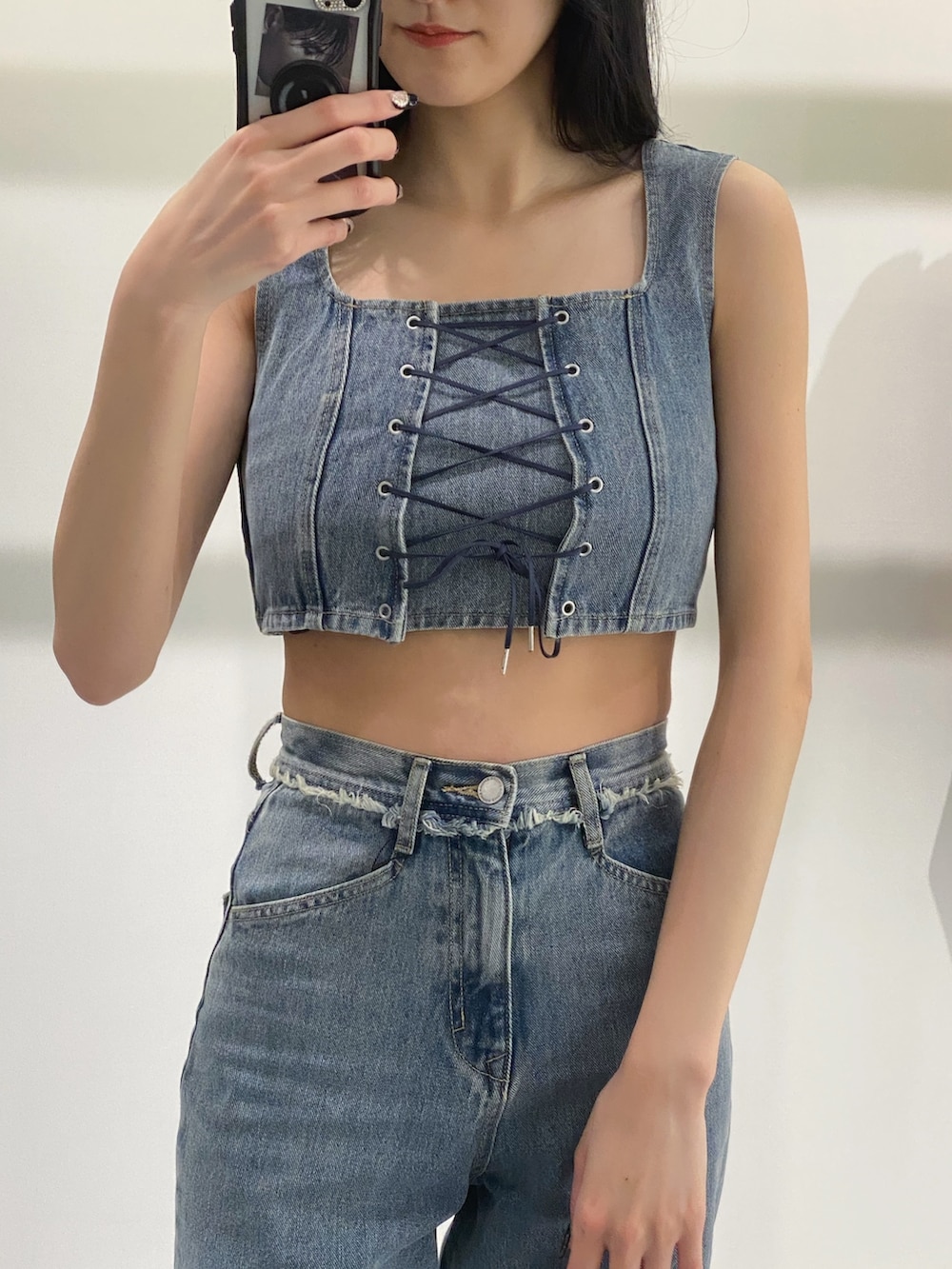 ブルー系のデニムパンツ、ブルー系のその他トップス、ブラック系のサンダルを着用したレディースの春コーディネートの9枚目の写真