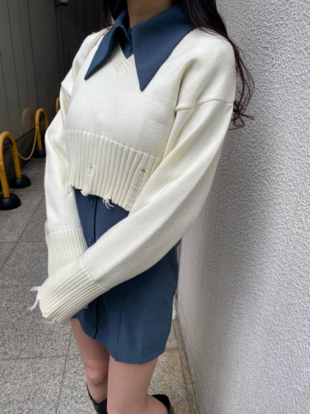 ホワイト系のニット/セーター、ブルー系のワンピース、ホワイト系のショルダーバッグを着用したレディースの冬コーディネートの4枚目の写真