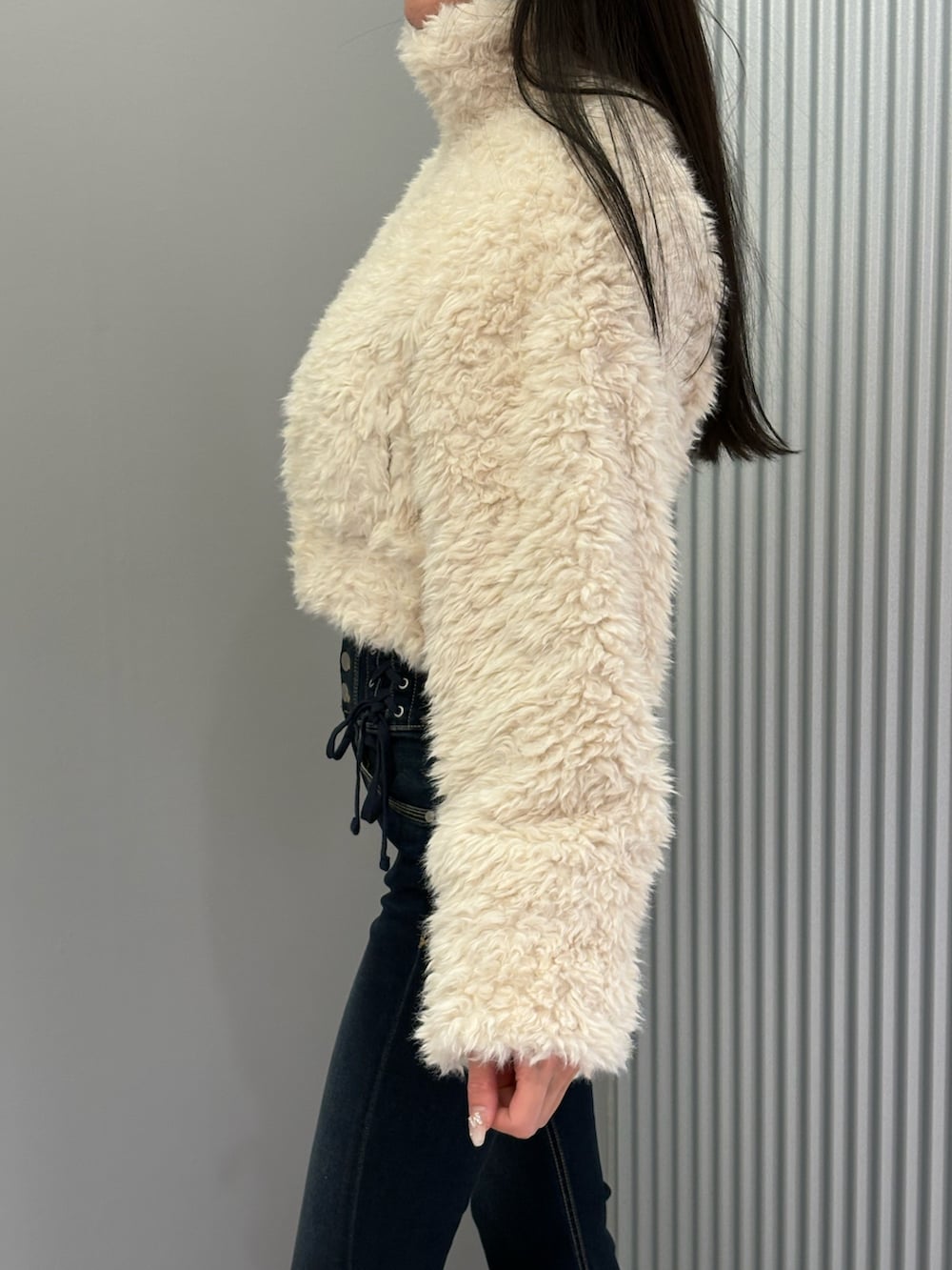 ブルー系のデニムパンツ、ホワイト系のブルゾン、グレー系のニット/セーターを着用したレディースの秋コーディネートの8枚目の写真