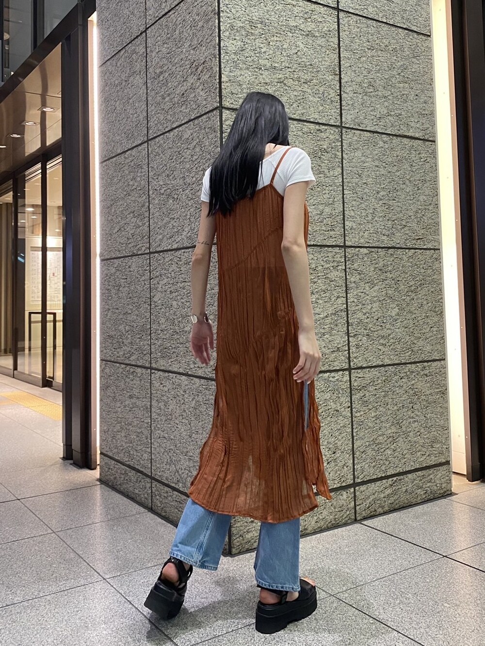 「ワンピースコーデ、黒髪ロング、エモダ、厚底サンダル、カラーワンピース、フレアデニム、EMODA、デニム、足盛れる靴」｜「EMODAのフィットリブTシャツ（Tシャツ/カットソー、ホワイト系）」を使った、中村樹李亜さん（レディース・175cm）の夏コーディネートの3枚目の写真