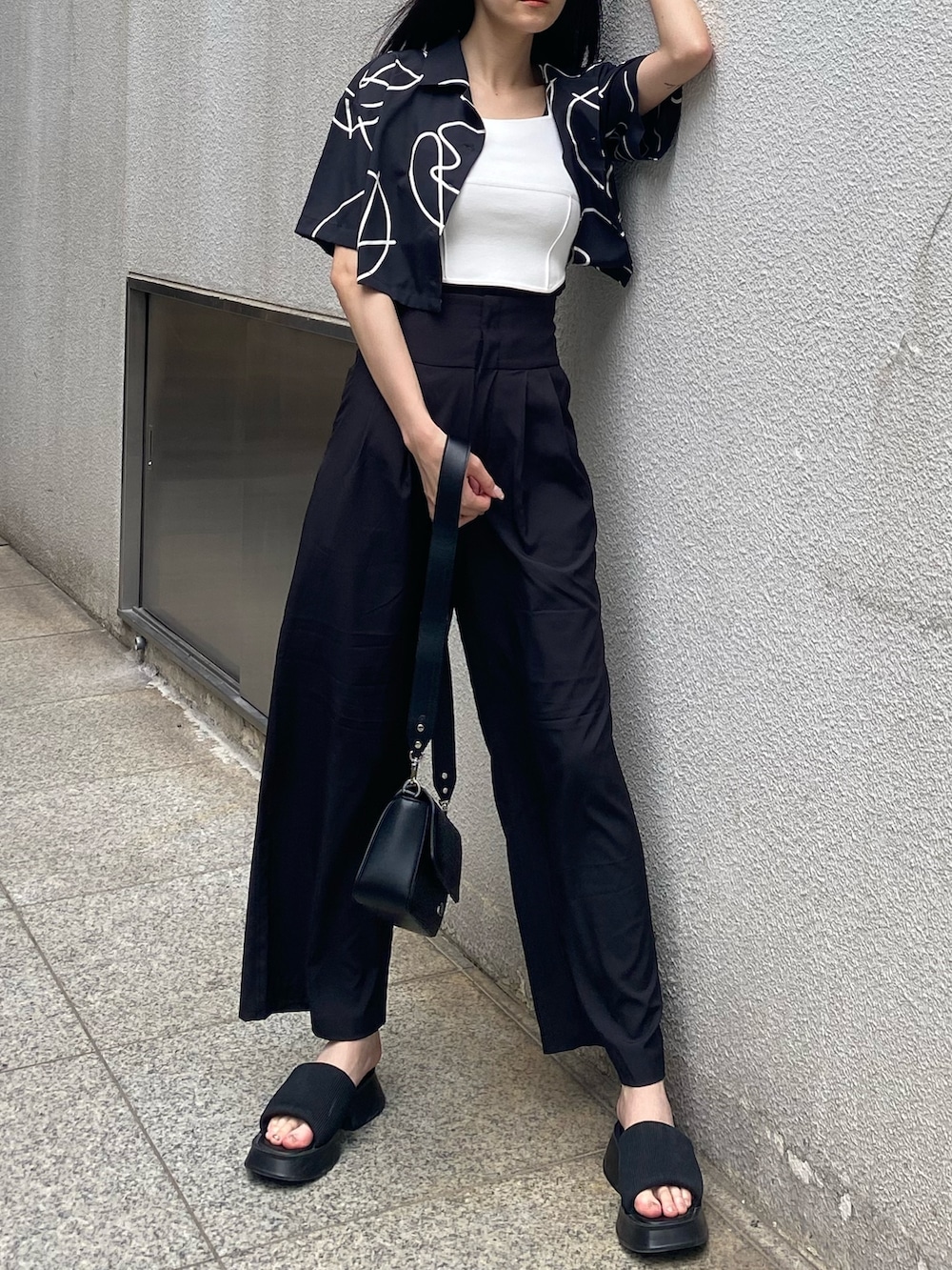 ブラック系のその他パンツ、ホワイト系のニット/セーター、その他のシャツ/ブラウスを着用したレディースの夏コーディネートの3枚目の写真