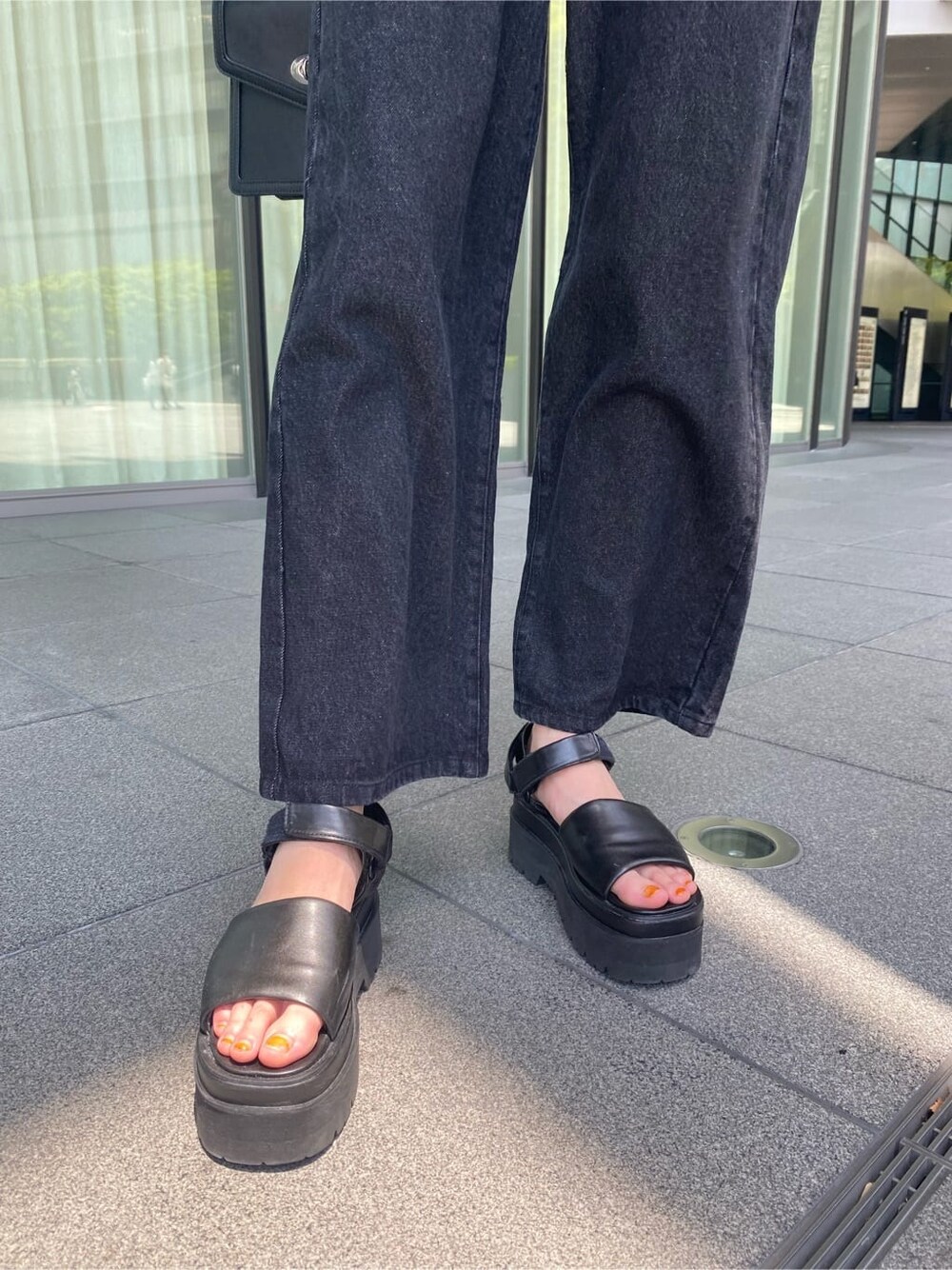 ブラック系のつなぎ/オールインワン、ホワイト系のTシャツ/カットソー、ブラック系のサンダルを着用したレディースの夏コーディネートの5枚目の写真