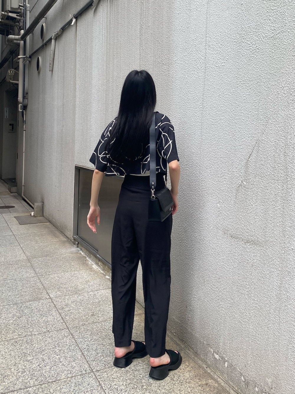 ブラック系のその他パンツ、ホワイト系のニット/セーター、その他のシャツ/ブラウスを着用したレディースの夏コーディネートの4枚目の写真