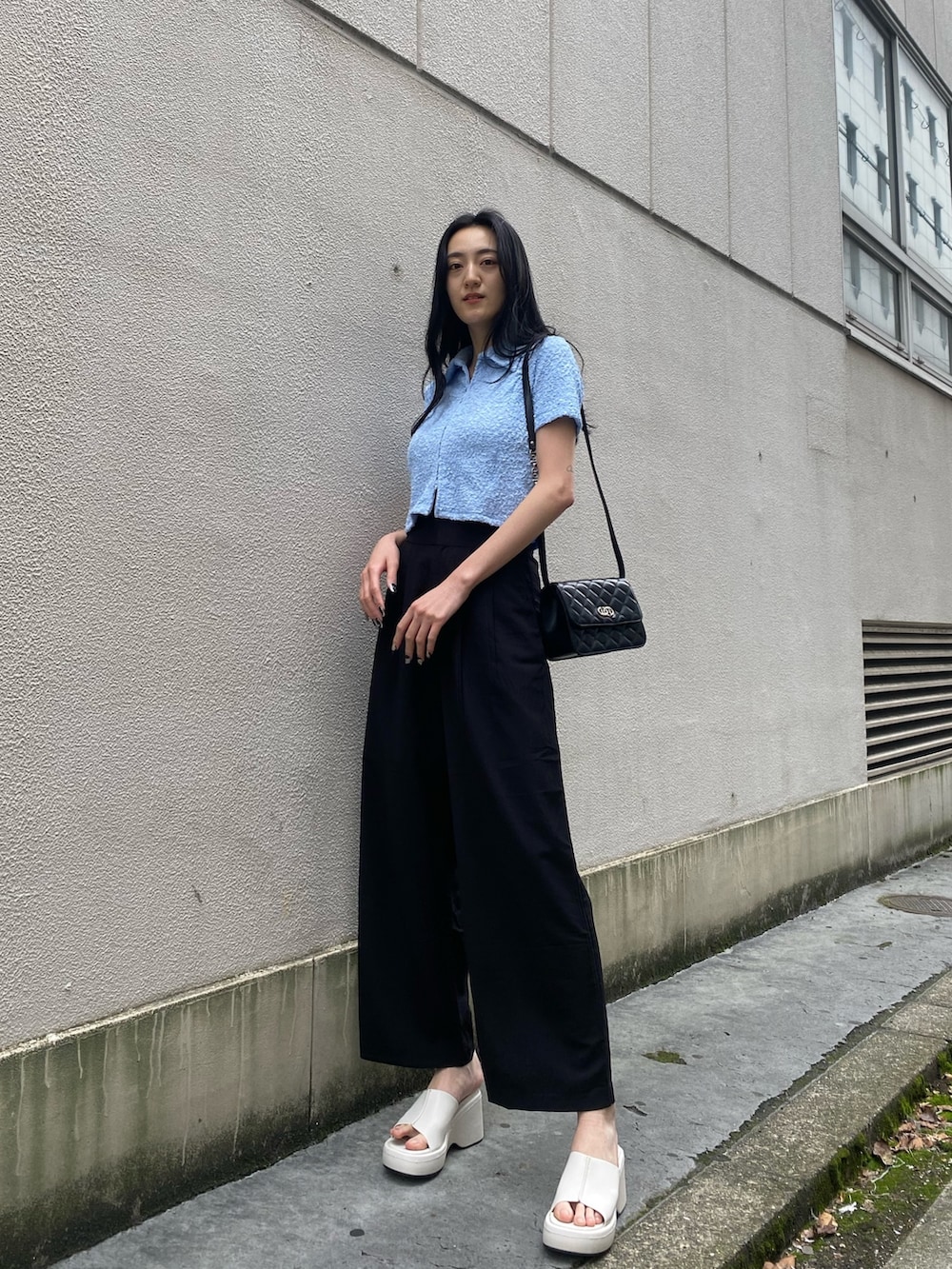 ブルー系のシャツ/ブラウス、ブラック系のその他パンツ、ブラック系のショルダーバッグを着用したレディースの春コーディネートの2枚目の写真