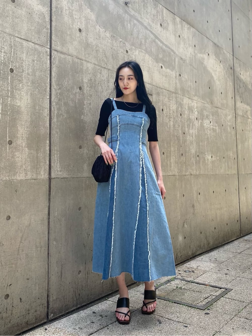 ブラック系のサンダル、ブルー系のワンピース、ブラック系のTシャツ/カットソーを着用したレディースの夏コーディネートの4枚目の写真