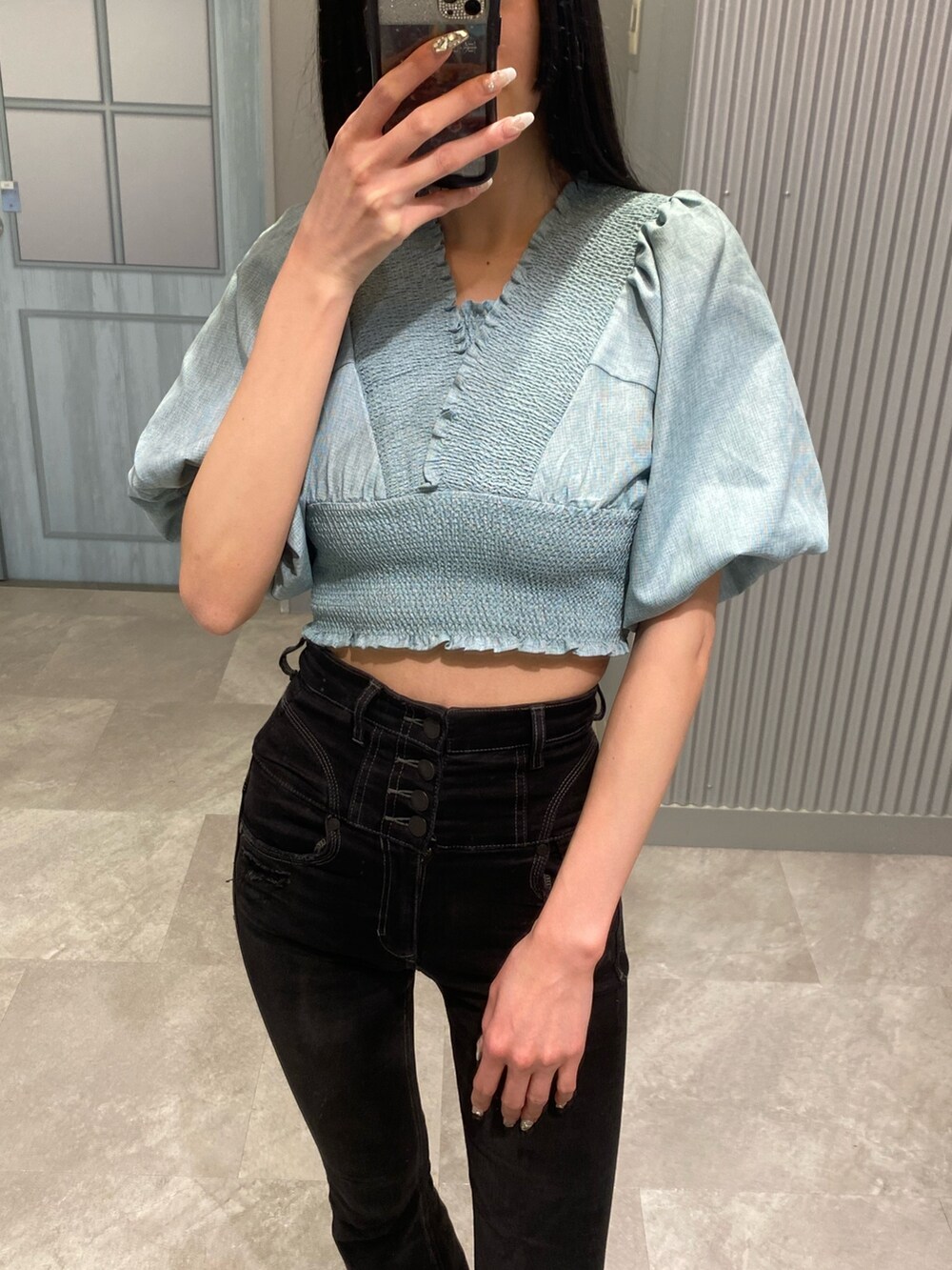 ブラック系のデニムパンツ、ブルー系のTシャツ/カットソーを着用したレディースの春コーディネートの4枚目の写真