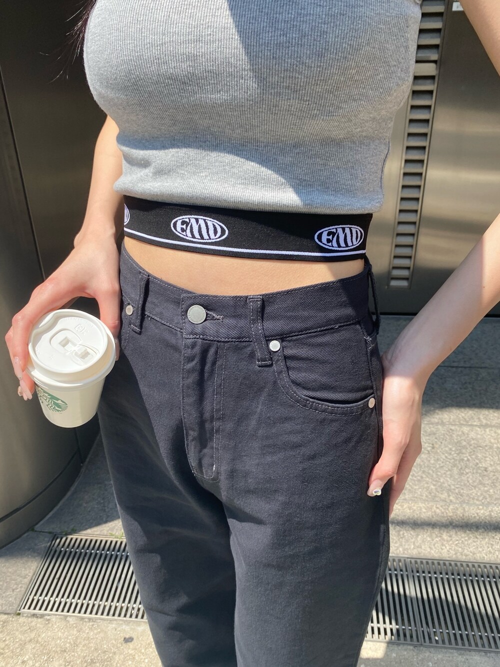 ブラック系のデニムパンツ、グレー系のTシャツ/カットソー、ブラック系のキャップを着用したレディースの夏コーディネートの8枚目の写真