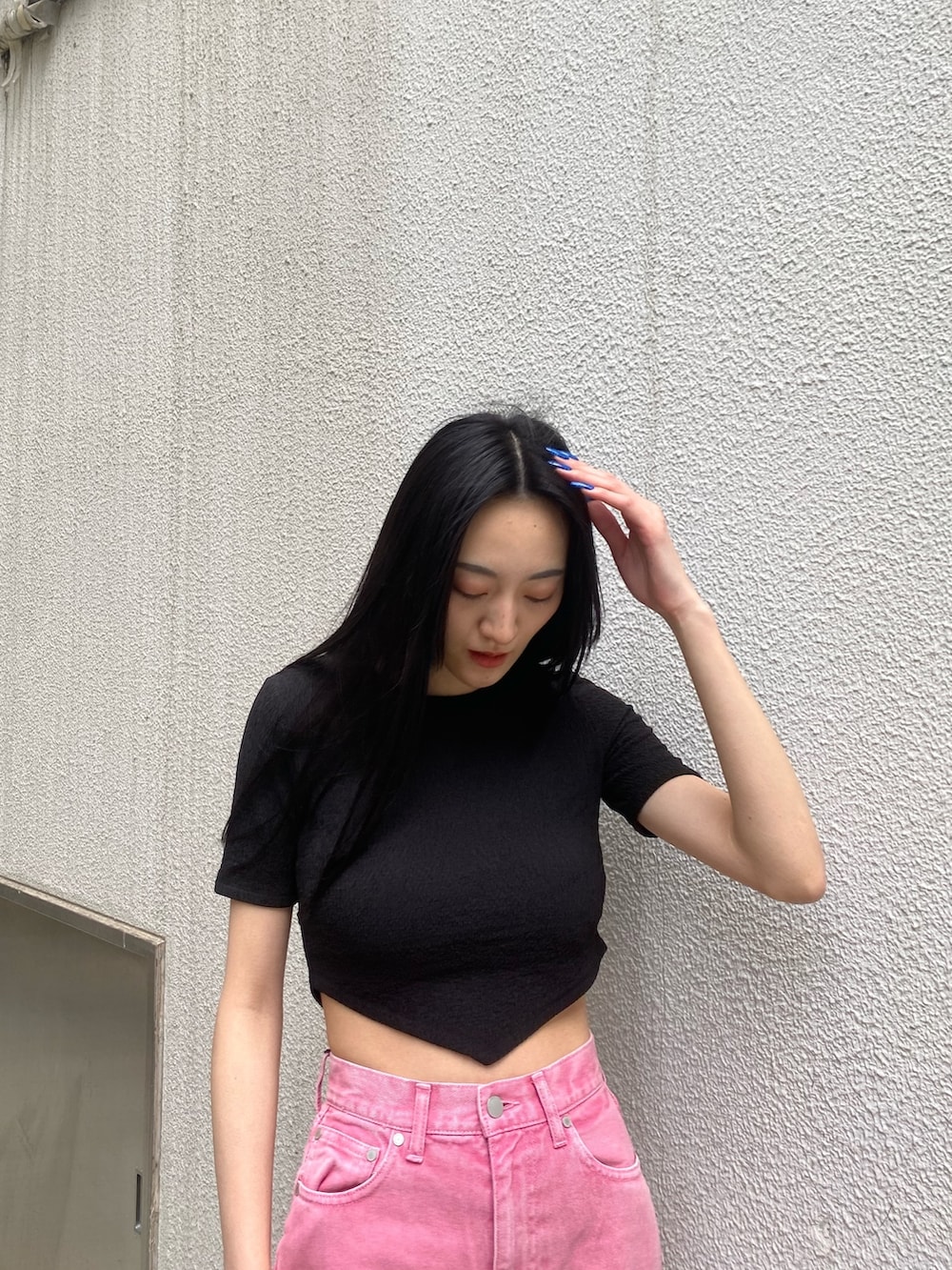 ピンク系のデニムパンツ、ブラック系のTシャツ/カットソー、その他のハンドバッグを着用したレディースの春コーディネートの5枚目の写真