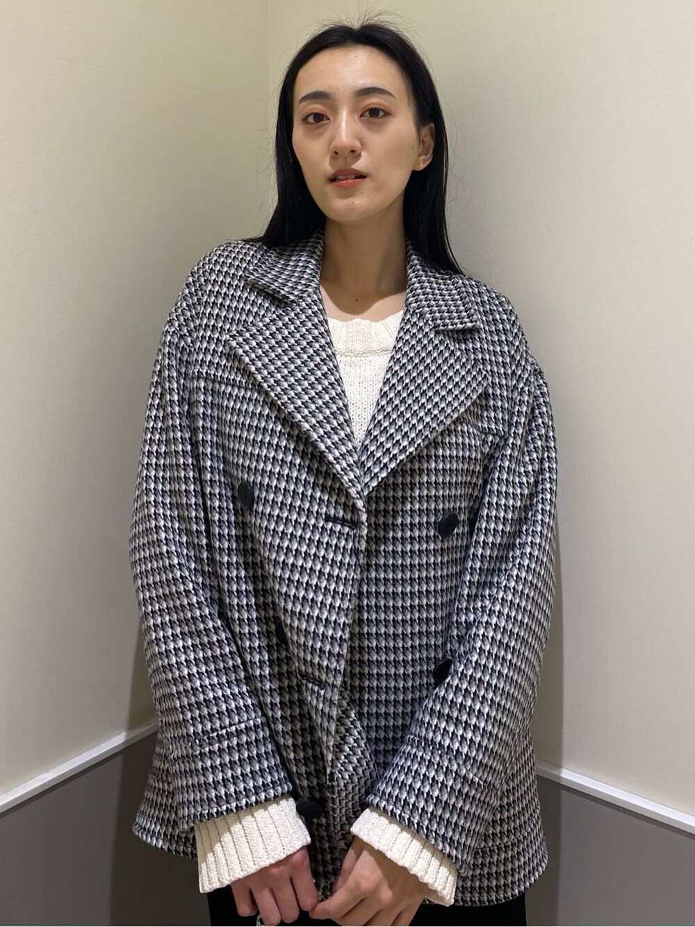 ブラック系のブーツ、その他のテーラードジャケット、ブラック系のスカートを着用したレディースの秋コーディネートの5枚目の写真