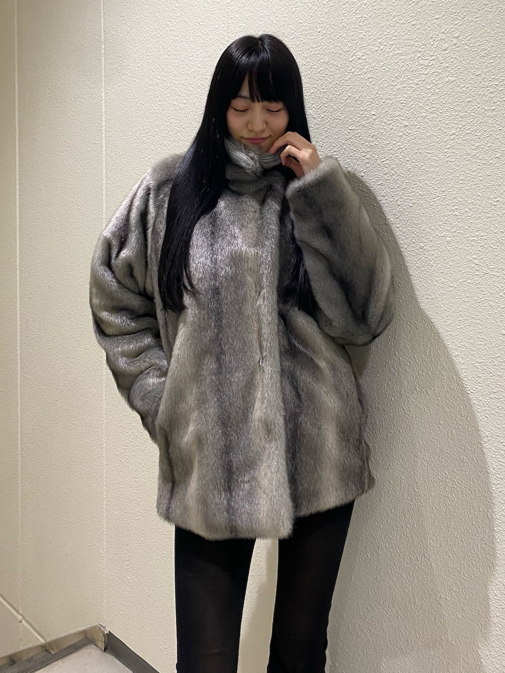 ブラック系のデニムパンツ、ブラック系のブーツ、ブラック系のニット/セーターを着用したレディースの冬コーディネートの8枚目の写真