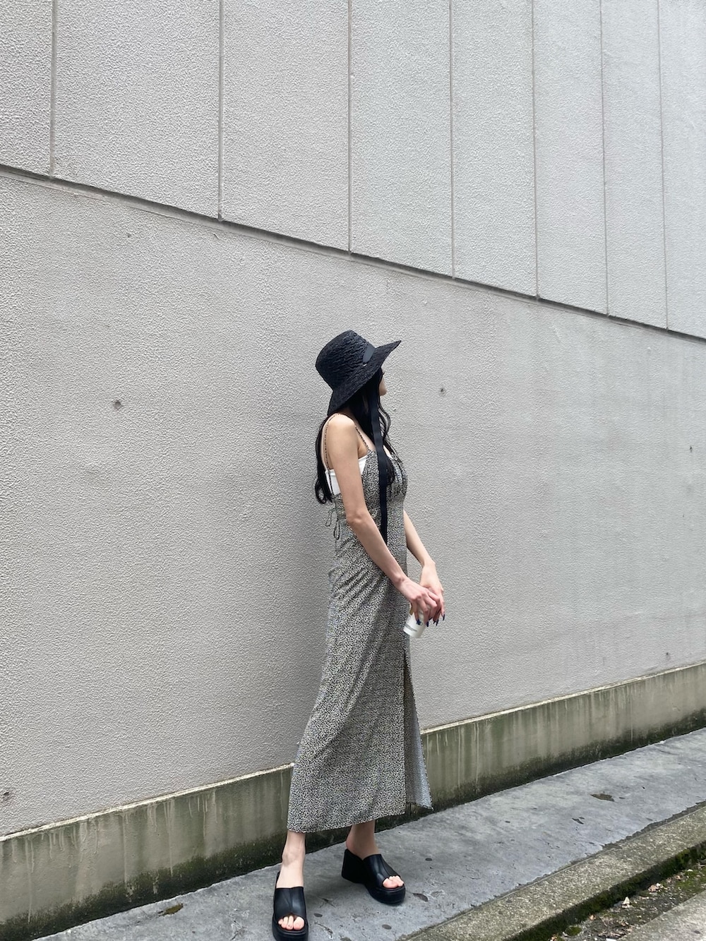 その他のワンピース、ホワイト系のキャミソール、ブラック系のサンダルを着用したレディースの夏コーディネートの6枚目の写真