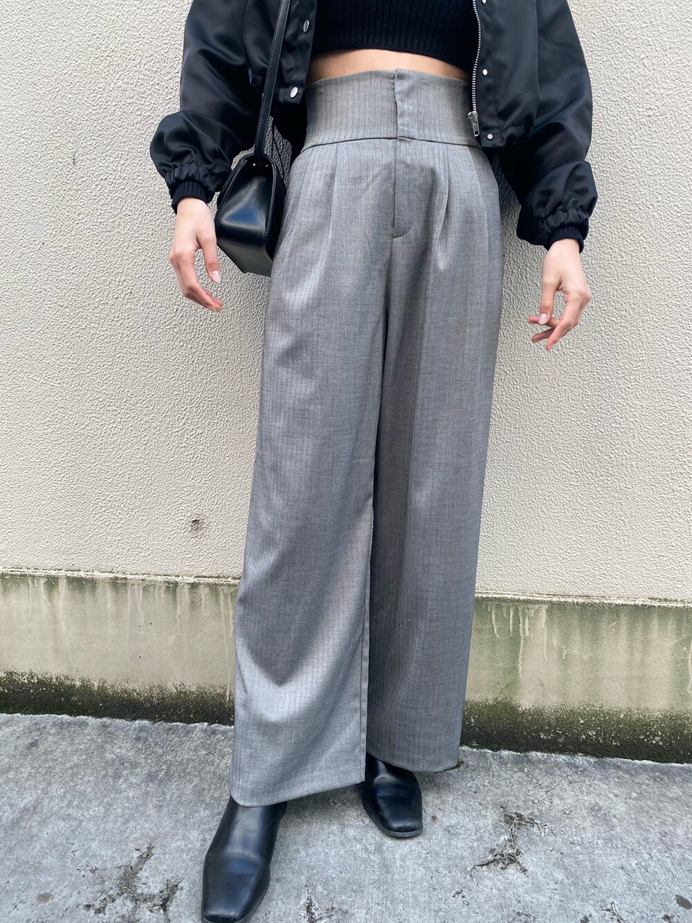 ブラック系のブルゾン、ブラック系のニット/セーター、グレー系のその他パンツを着用したレディースの冬コーディネートの6枚目の写真