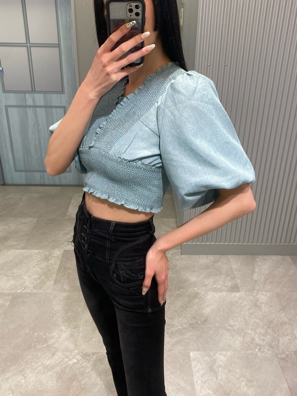 ブラック系のデニムパンツ、ブルー系のTシャツ/カットソーを着用したレディースの春コーディネートの5枚目の写真