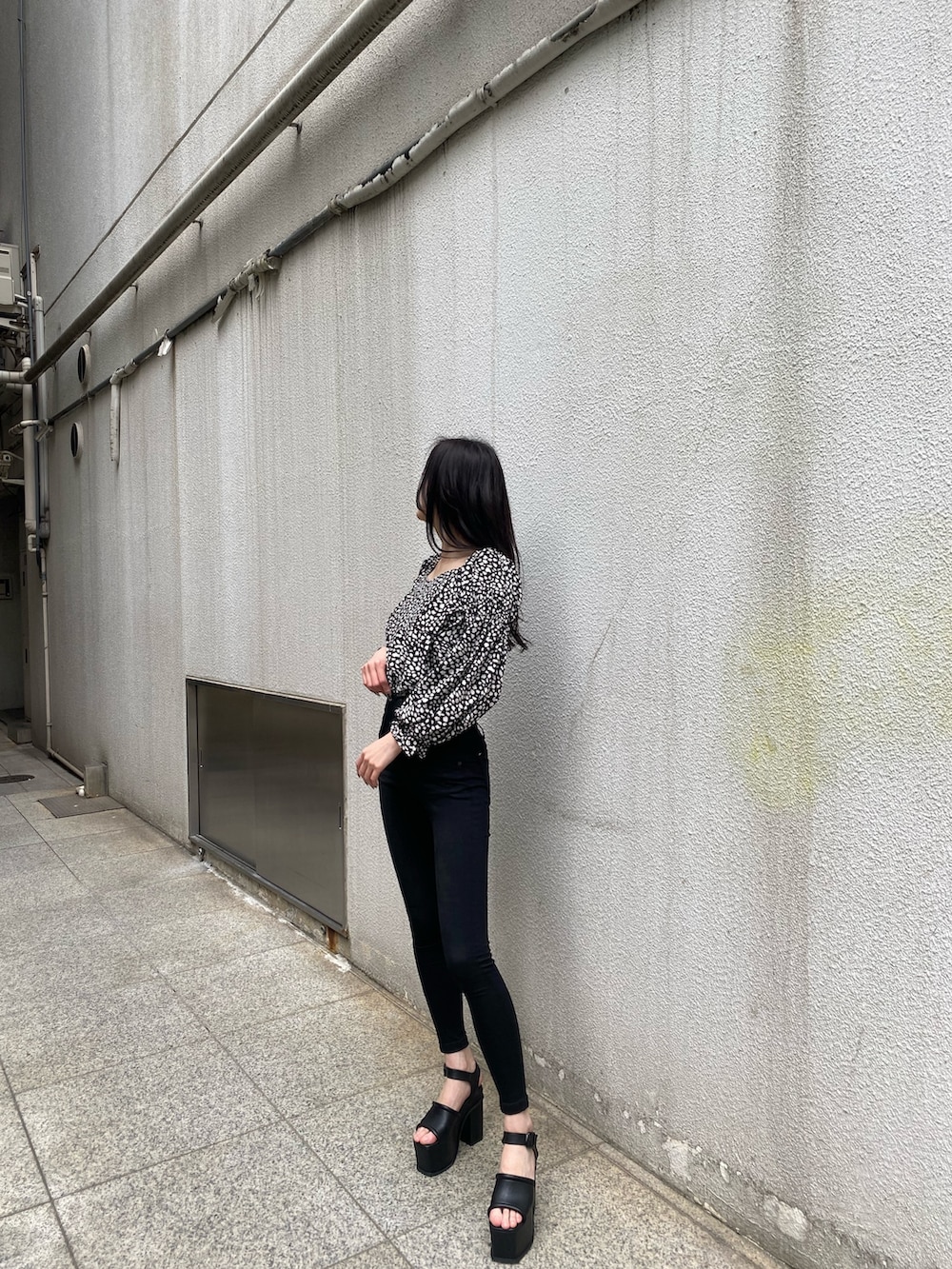 その他のシャツ/ブラウス、ブラック系のデニムパンツ、ブラック系のサンダルを着用したレディースの春コーディネートの5枚目の写真