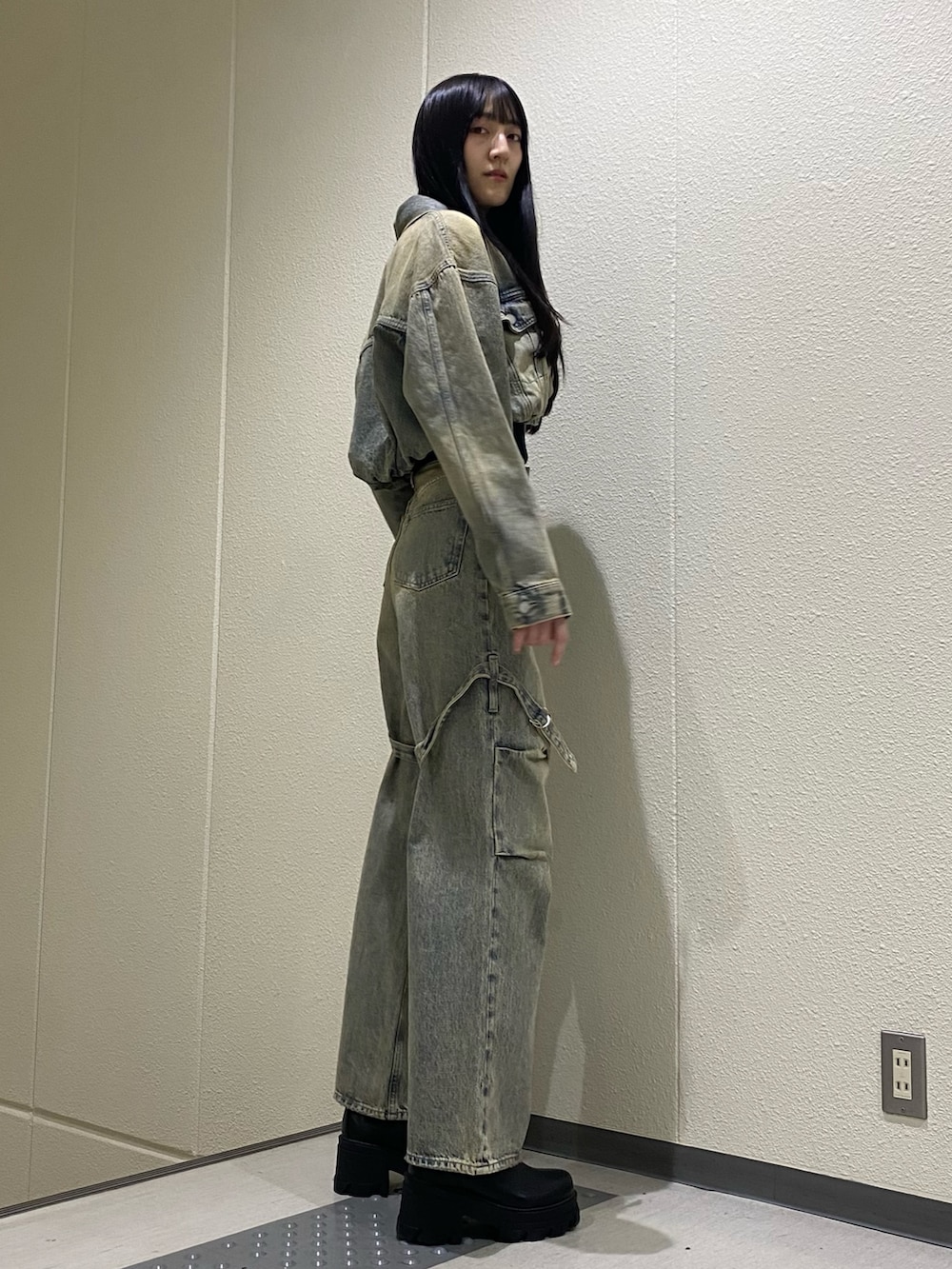 「春ニット、デニム、デニムジャケット、フレアデニム、ハイウエストデニム、サイドゴアブーツ、デニムセットアップ、セットアップ、セットアップスタイル、デニムコーデ、春コーデ、高身長、高身長コーデ、骨格ナチュラル、きれいめカジュアル」｜「EMODAのカーゴベルトルーズジーンズ（デニムパンツ、ブルー系）」を使った、中村樹李亜さん（骨格ナチュラル・レディース・175cm）の冬コーディネートの4枚目の写真