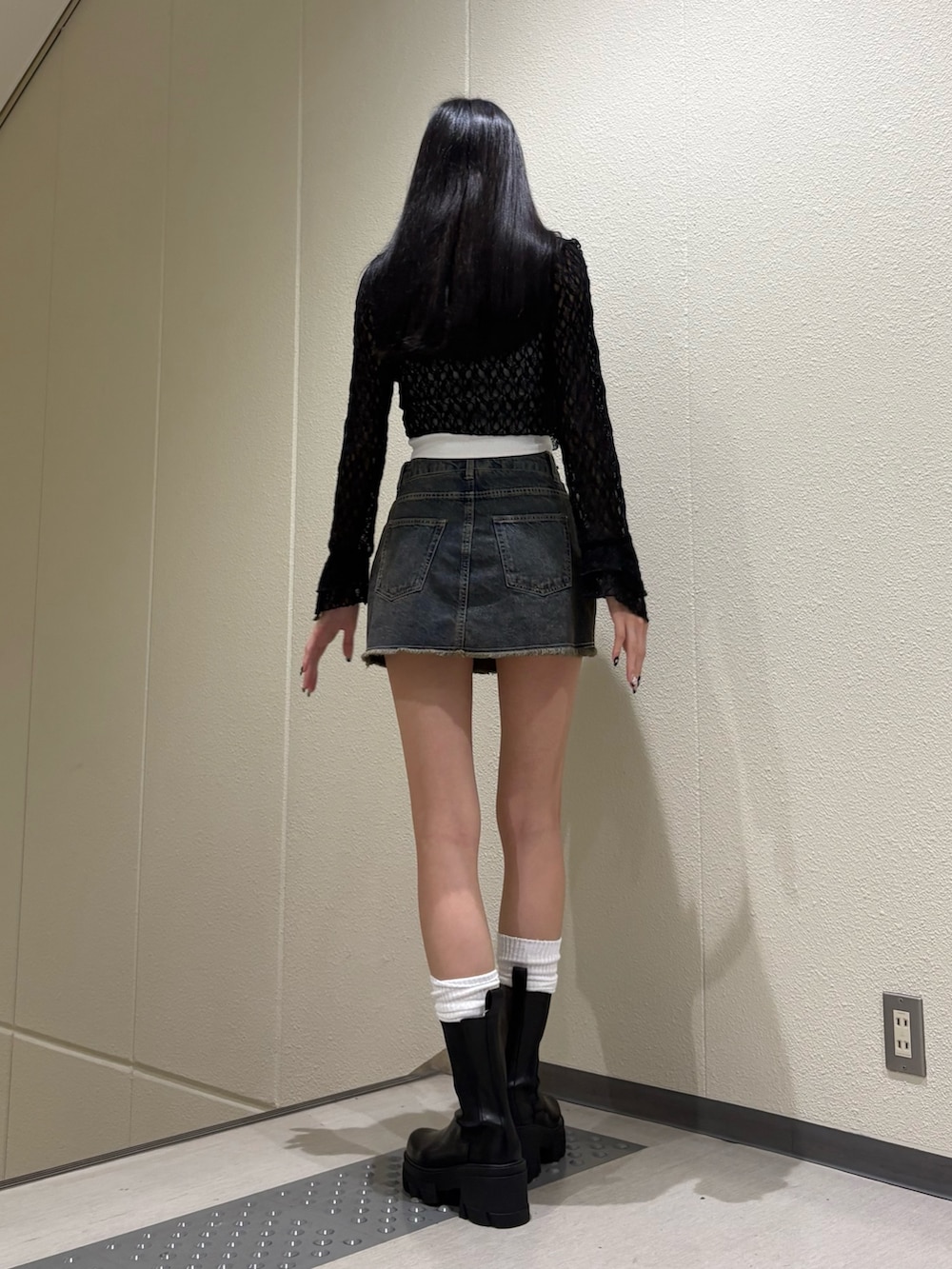 ブルー系のスカート、ブラック系のシャツ/ブラウス、ホワイト系のキャミソールを着用したレディースの夏コーディネートの5枚目の写真