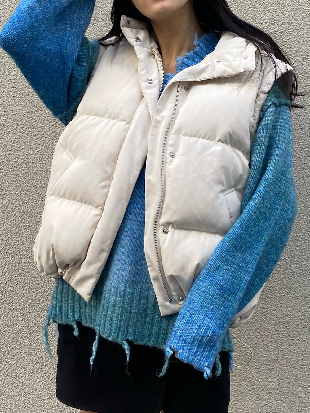 ブルー系のニット/セーター、ブラック系のブーツ、ホワイト系のダウンジャケット/コートを着用したレディースの冬コーディネートの8枚目の写真