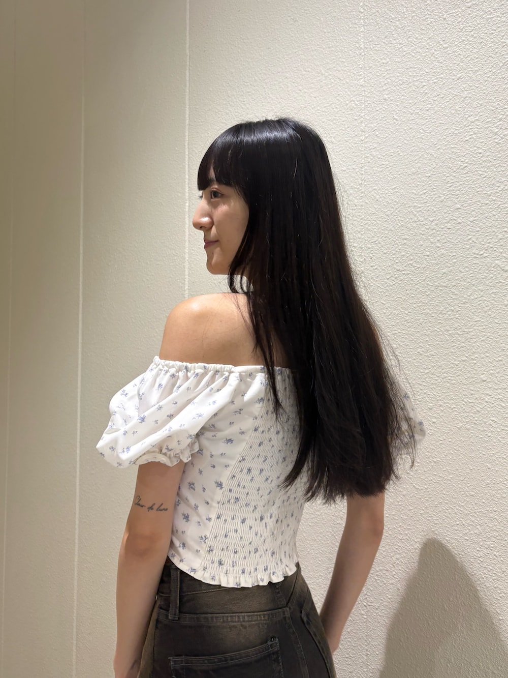 ブラック系のデニムパンツ、ブラック系のサンダルを着用したレディースの夏コーディネートの6枚目の写真