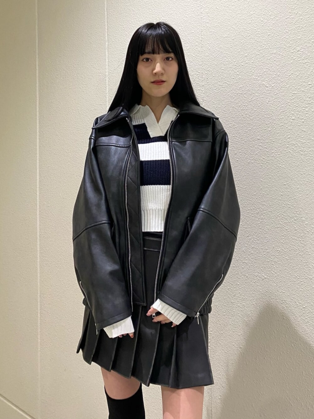 ブラック系のスカート、その他のニット/セーター、ブラック系のブーツを着用したレディースの冬コーディネートの6枚目の写真