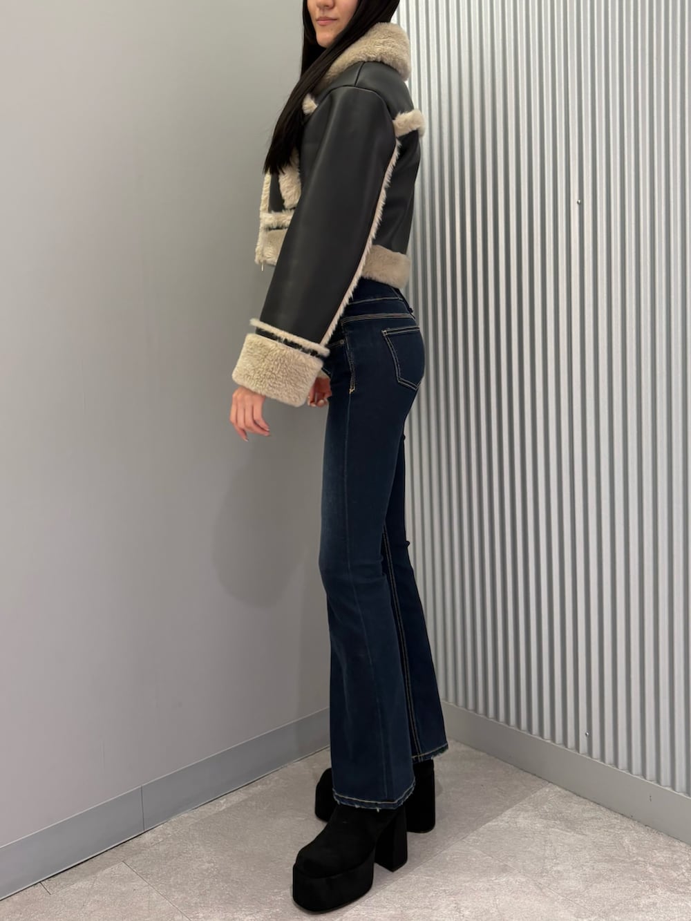 ブルー系のデニムパンツ、その他のブルゾン、ブラック系のブーツを着用したレディースの秋コーディネートの3枚目の写真