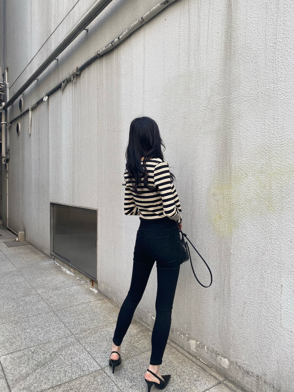 その他のTシャツ/カットソー、ブラック系のデニムパンツ、ブラック系のパンプスを着用したレディースの春コーディネートの4枚目の写真