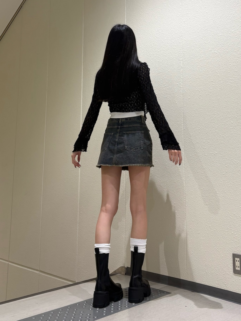 ブルー系のスカート、ブラック系のシャツ/ブラウス、ホワイト系のキャミソールを着用したレディースの夏コーディネートの6枚目の写真