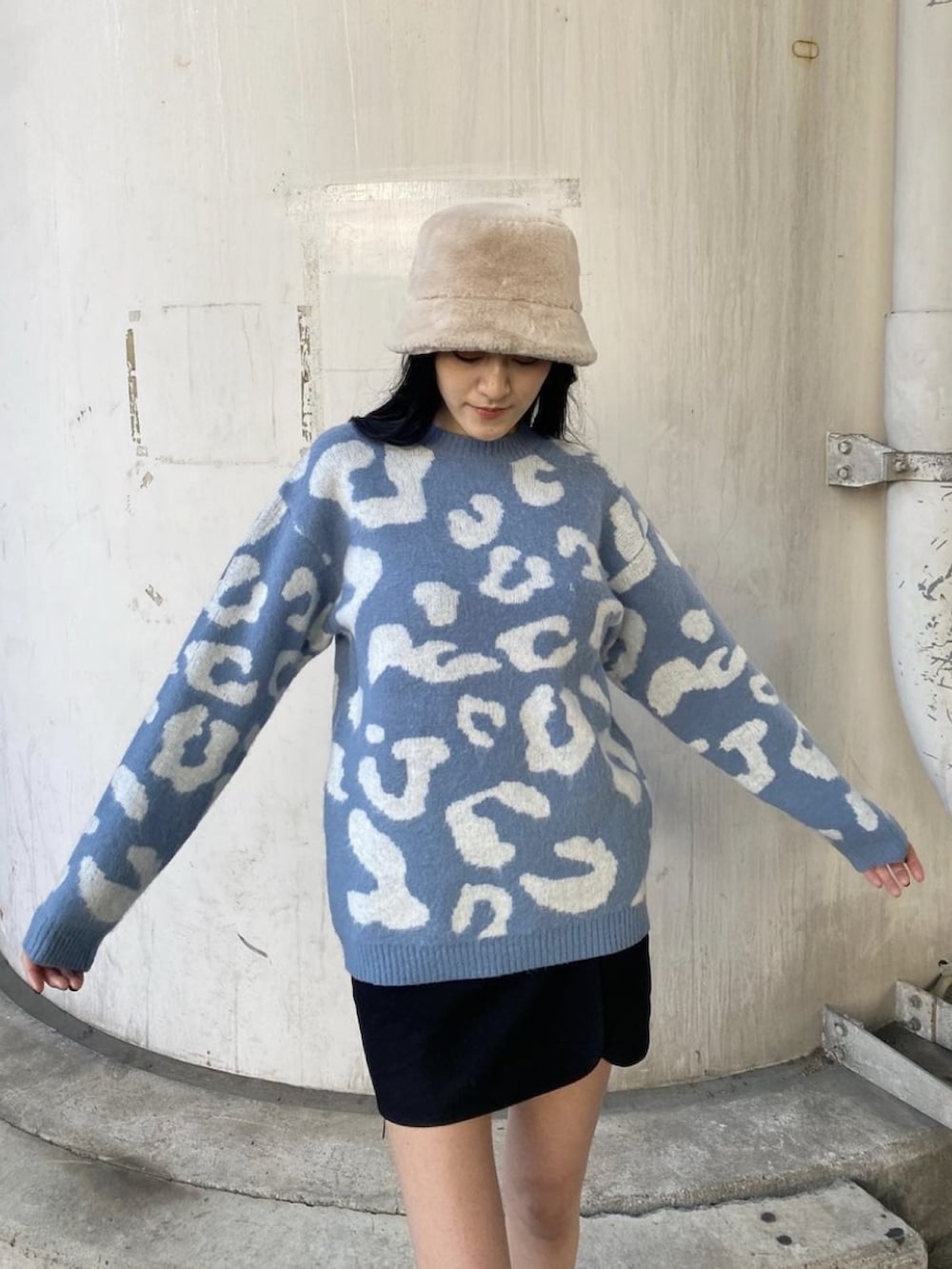 ブルー系のニット/セーター、ブラック系のスカート、ブラック系のブーツを着用したレディースの冬コーディネートの4枚目の写真