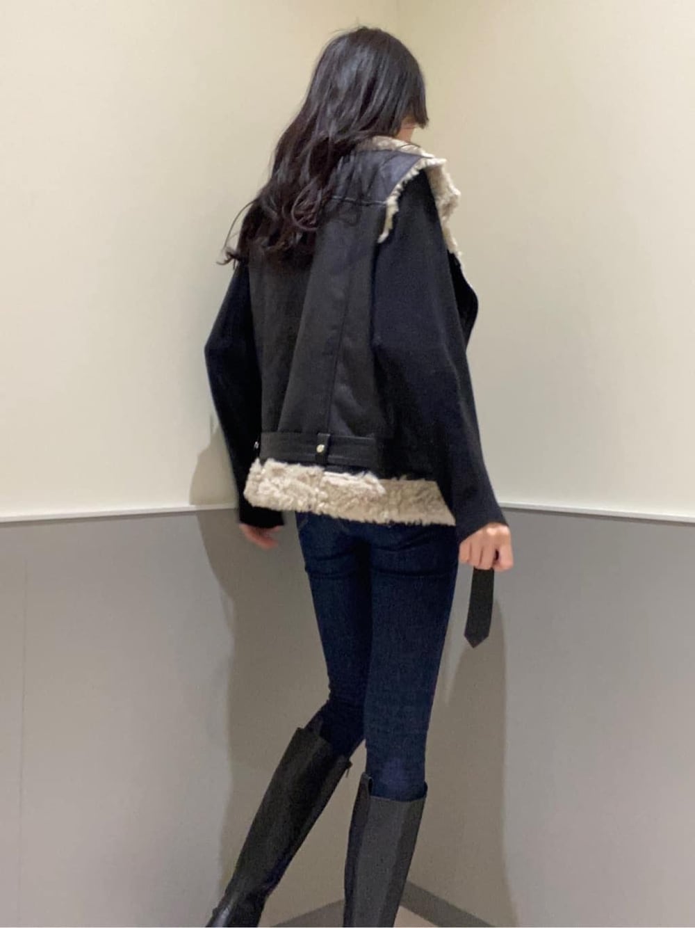 ブルー系のデニムパンツ、ブルー系のデニムパンツ、ブラック系のブーツを着用したレディースの秋コーディネートの6枚目の写真