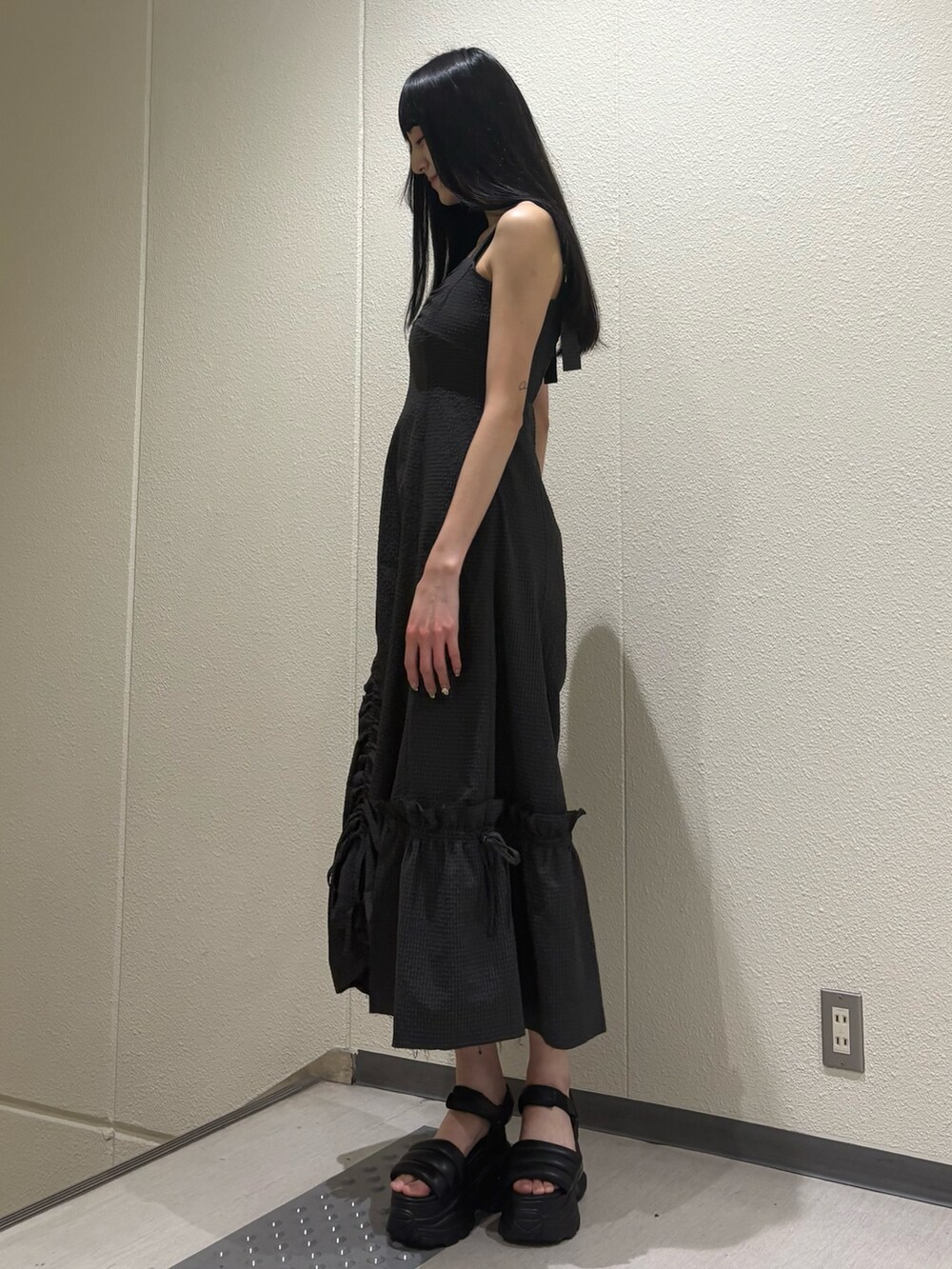 グレー系のワンピース、ブラック系のサンダルを着用したレディースの夏コーディネートの3枚目の写真