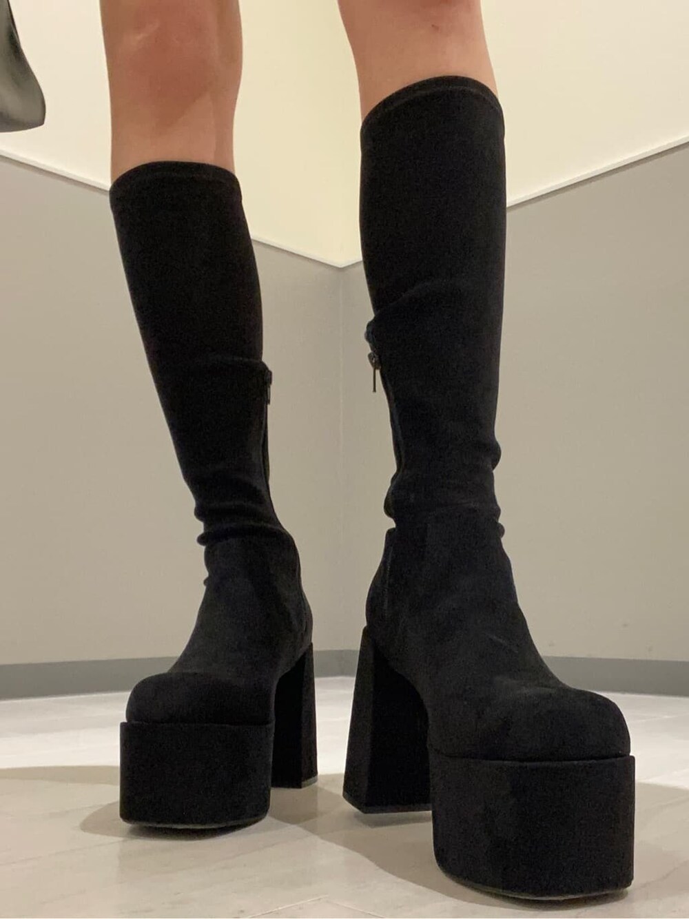 ブラック系のブーツ、ブラック系のスカート、その他のTシャツ/カットソーを着用したレディースの秋コーディネートの7枚目の写真