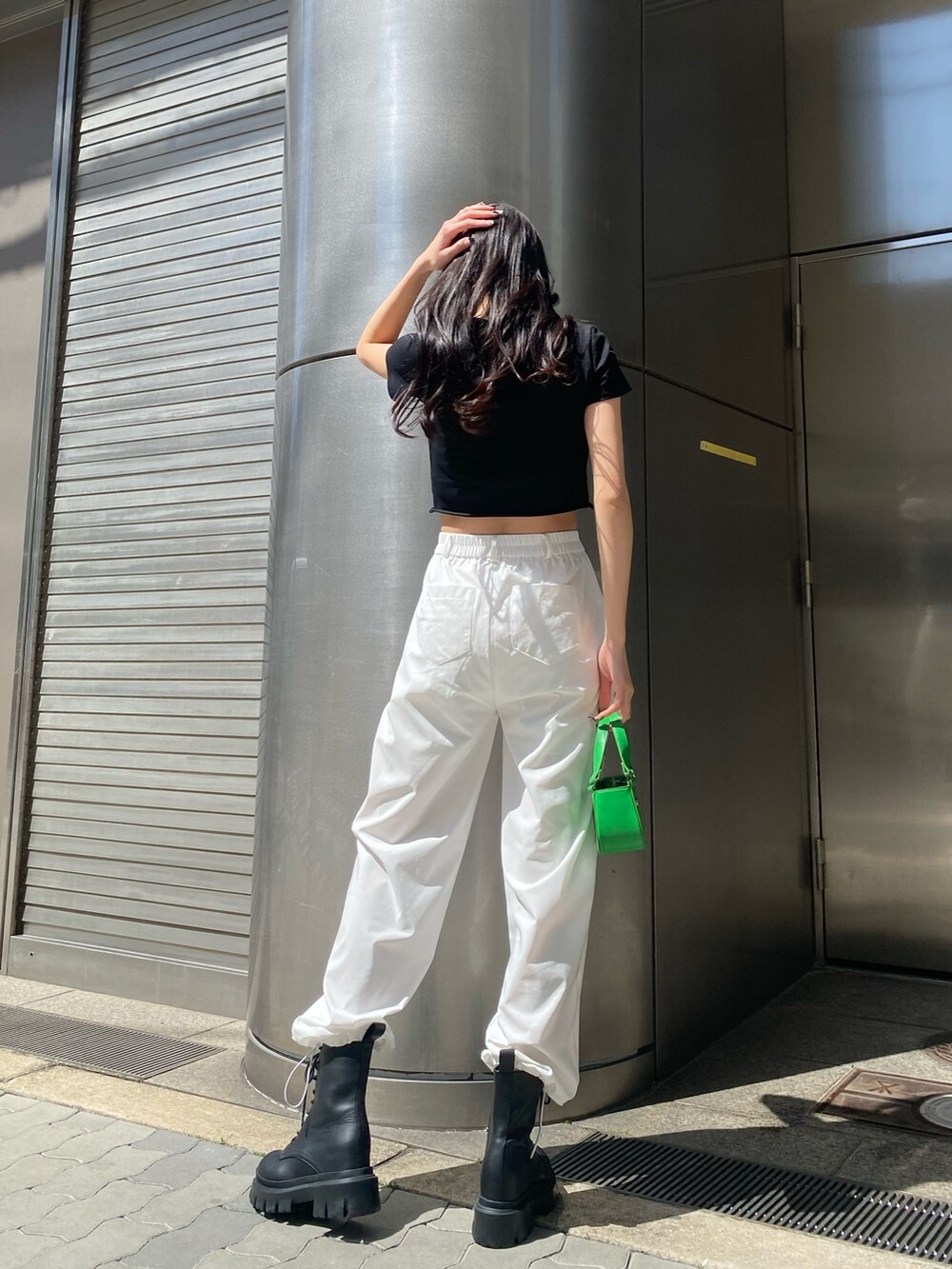 ホワイト系のその他パンツ、ブラック系のTシャツ/カットソー、ブラック系のパンプスを着用したレディースの春コーディネートの3枚目の写真