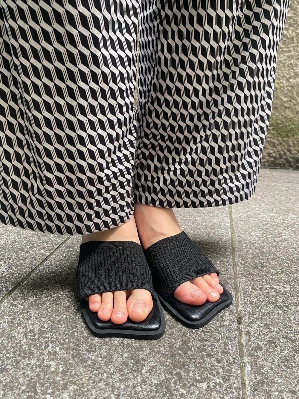 ホワイト系のタンクトップ、その他のシャツ/ブラウス、ブラック系のサンダルを着用したレディースの夏コーディネートの6枚目の写真