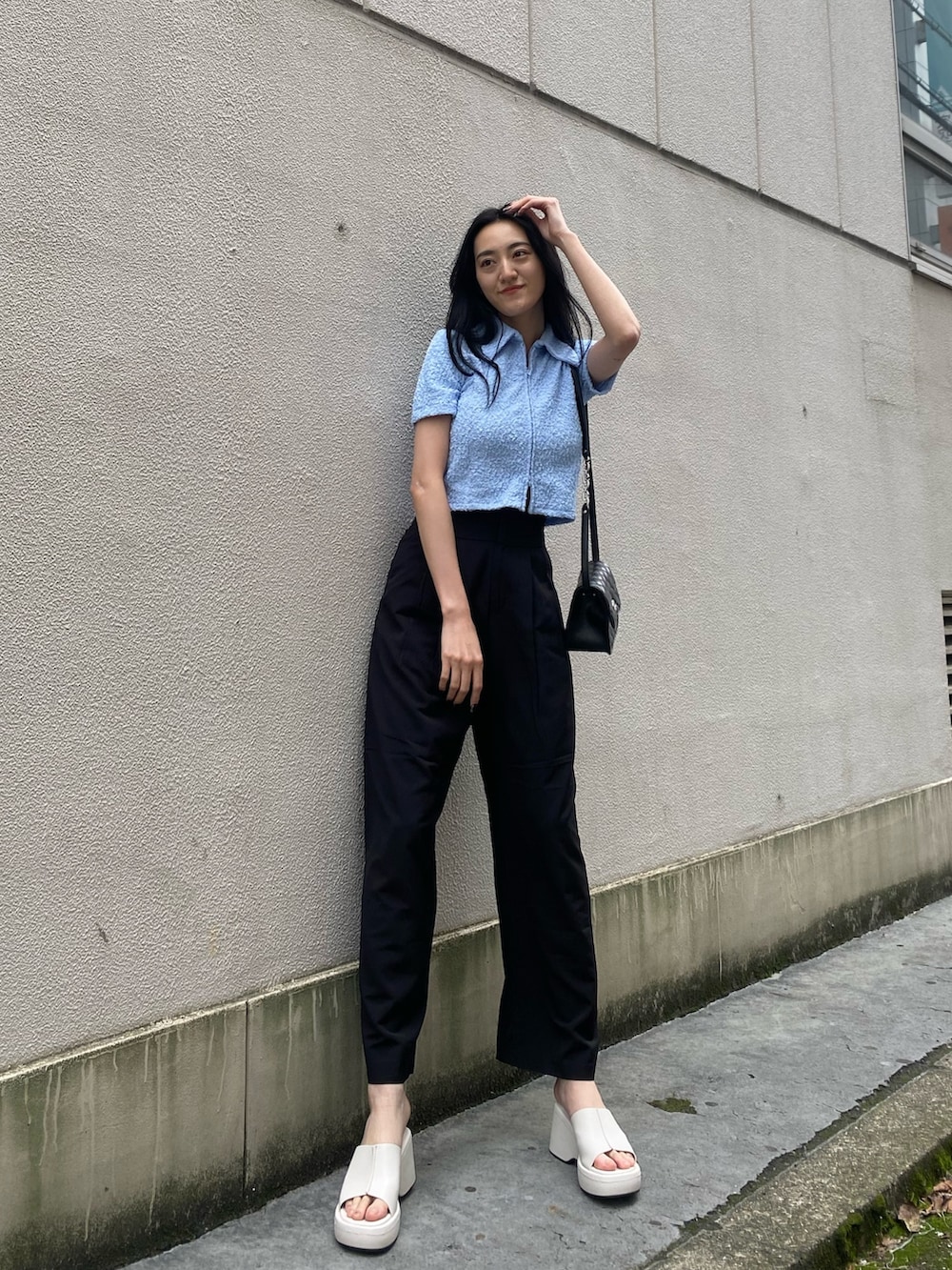 ブルー系のシャツ/ブラウス、ブラック系のその他パンツ、ブラック系のショルダーバッグを着用したレディースの春コーディネートの4枚目の写真
