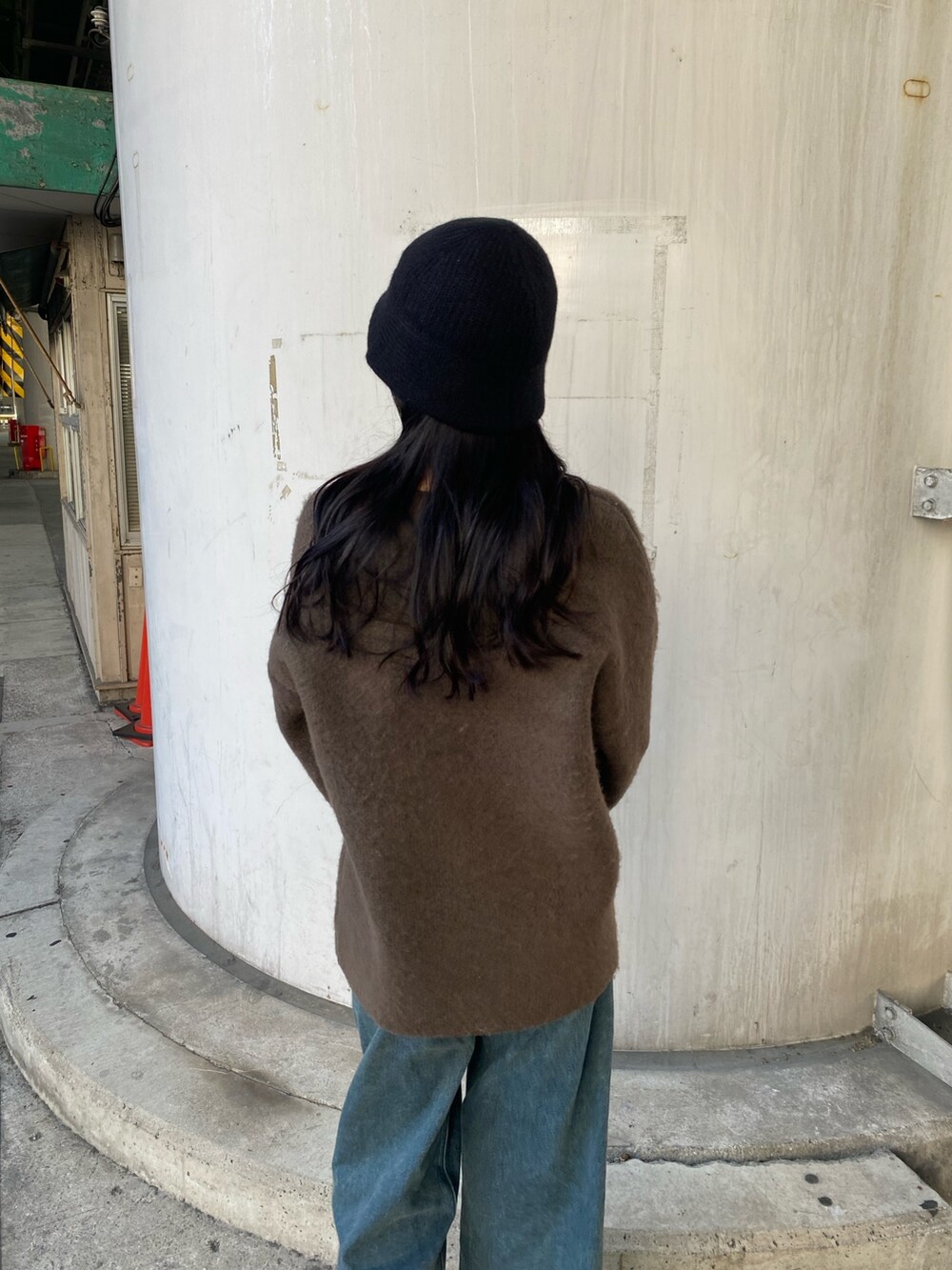 「高身長コーデ、高身長女子、大人カジュアル、シンプルコーデ、カラーニット、オーバーサイズニット、ワイドデニム、きれいめカジュアル、ニットコーデ、カジュアルコーデ、冬コーデ、オーバーサイズ、ブラウンニット、サイドゴアブーツ、厚底ブーツ」｜「EMODAのルーズダウニーニット（ニット/セーター、ブラウン系）」を使った、中村樹李亜さん（レディース・175cm）の冬コーディネートの6枚目の写真