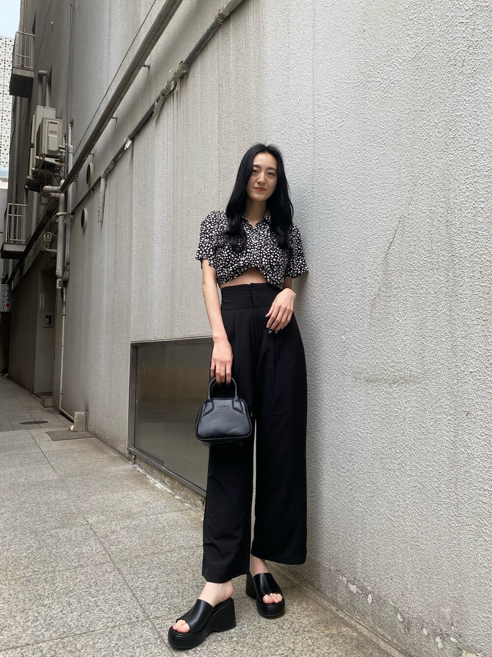 ブラック系のその他パンツ、その他のシャツ/ブラウス、ブラック系のサンダルを着用したレディースの春コーディネートの2枚目の写真