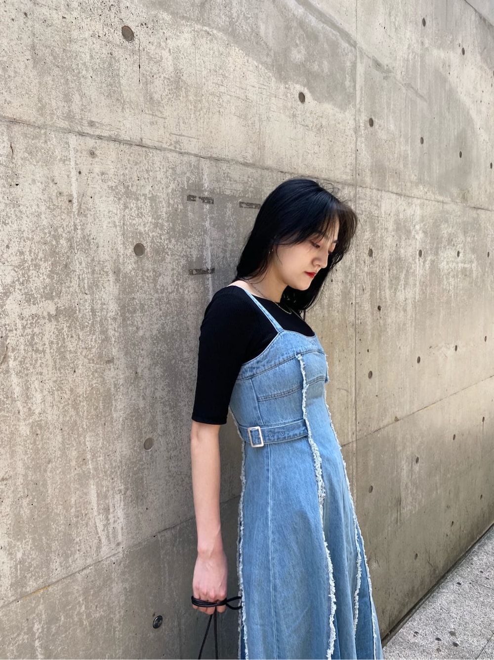 ブラック系のサンダル、ブルー系のワンピース、ブラック系のTシャツ/カットソーを着用したレディースの夏コーディネートの2枚目の写真