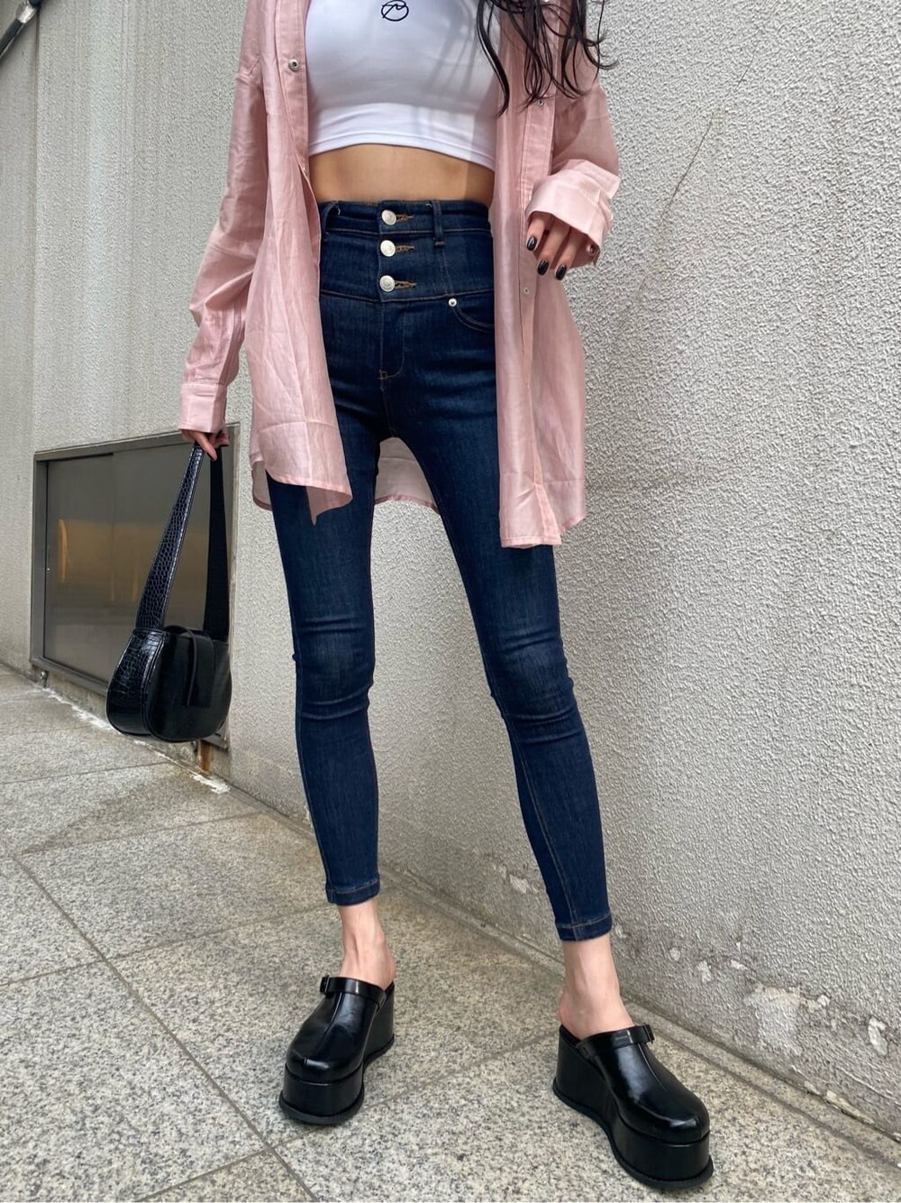 ピンク系のシャツ/ブラウス、ブラック系のハンドバッグ、ホワイト系のタンクトップを着用したレディースの夏コーディネートの5枚目の写真