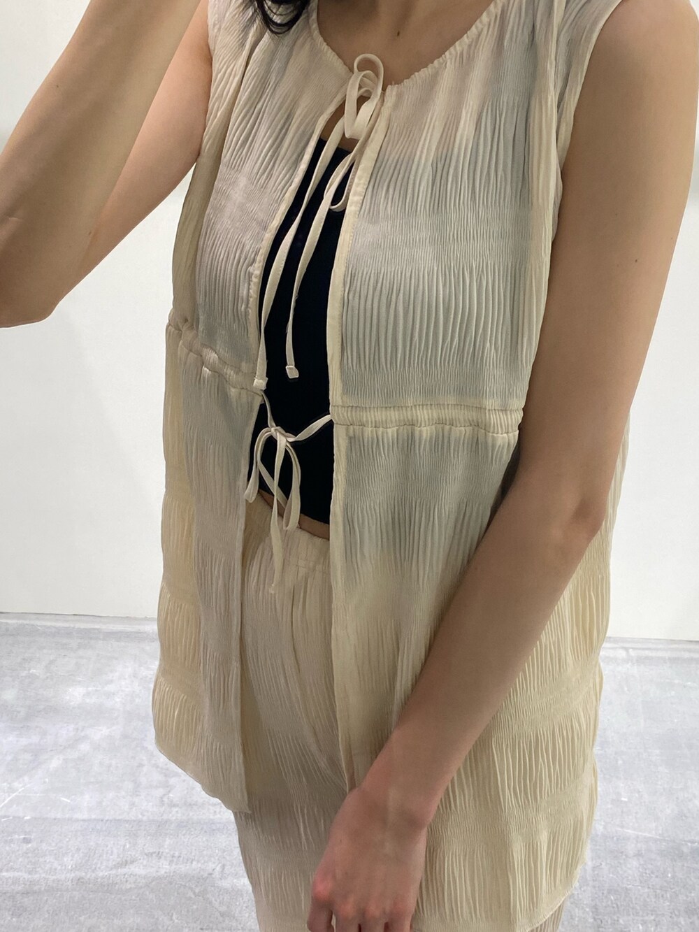 ホワイト系のTシャツ/カットソー、ホワイト系のその他パンツ、ブラック系のタンクトップを着用したレディースの夏コーディネートの6枚目の写真