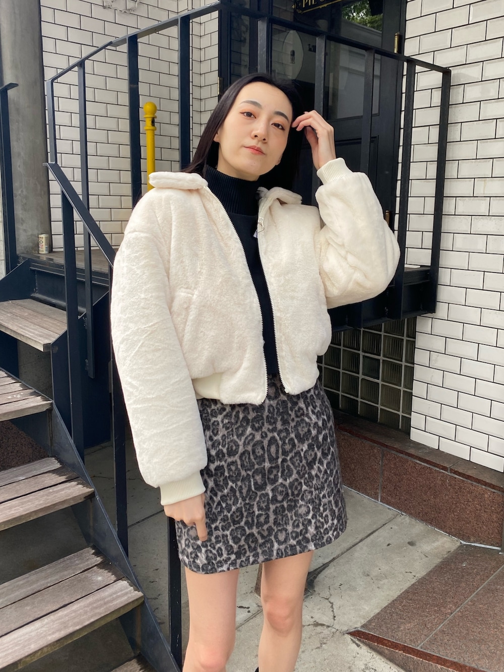 その他のスカート、ホワイト系のブルゾン、ブラック系のブーツを着用したレディースの秋コーディネートの8枚目の写真