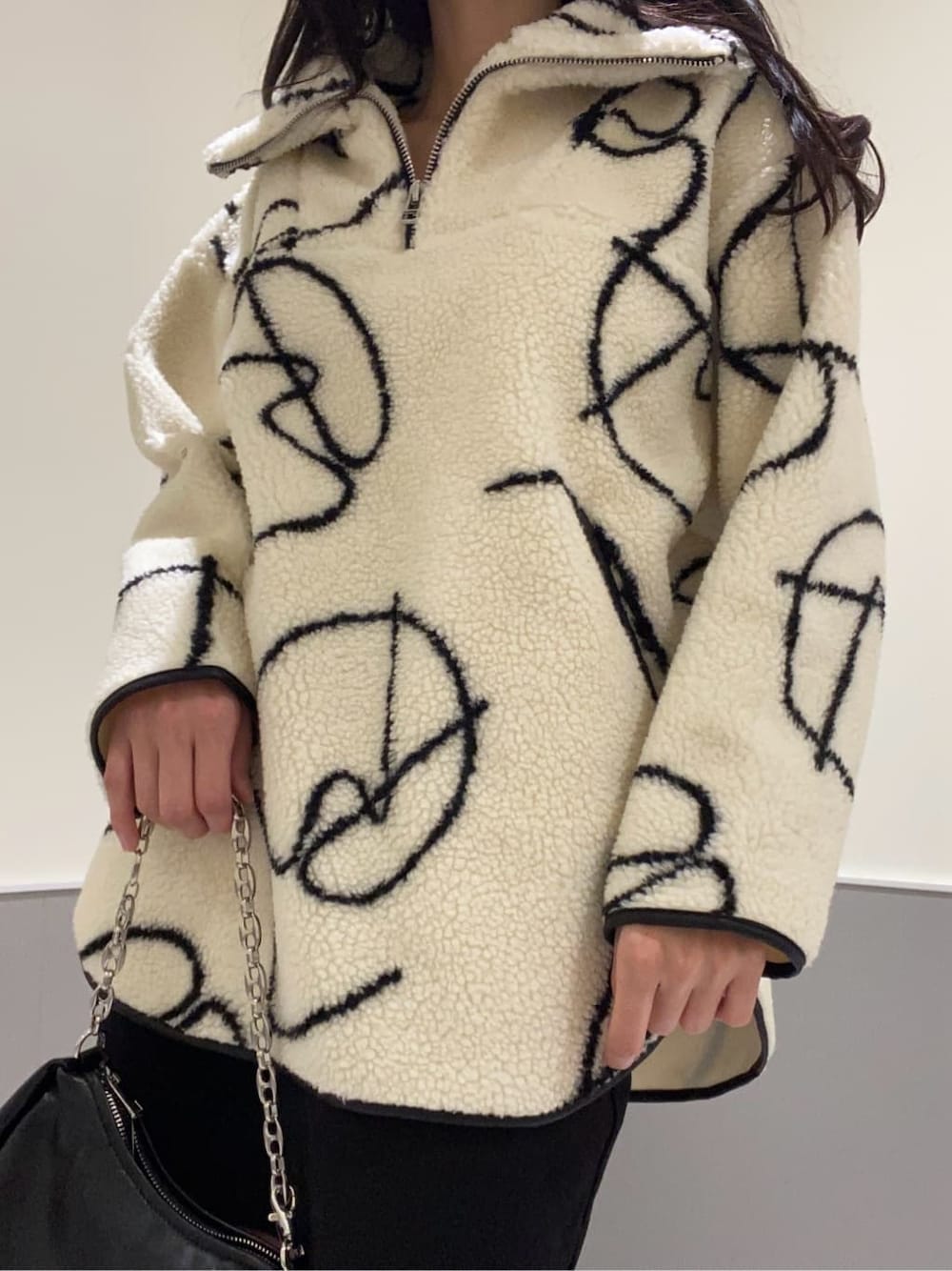 ブラック系のブーツ、ブラック系のスカート、その他のTシャツ/カットソーを着用したレディースの秋コーディネートの5枚目の写真