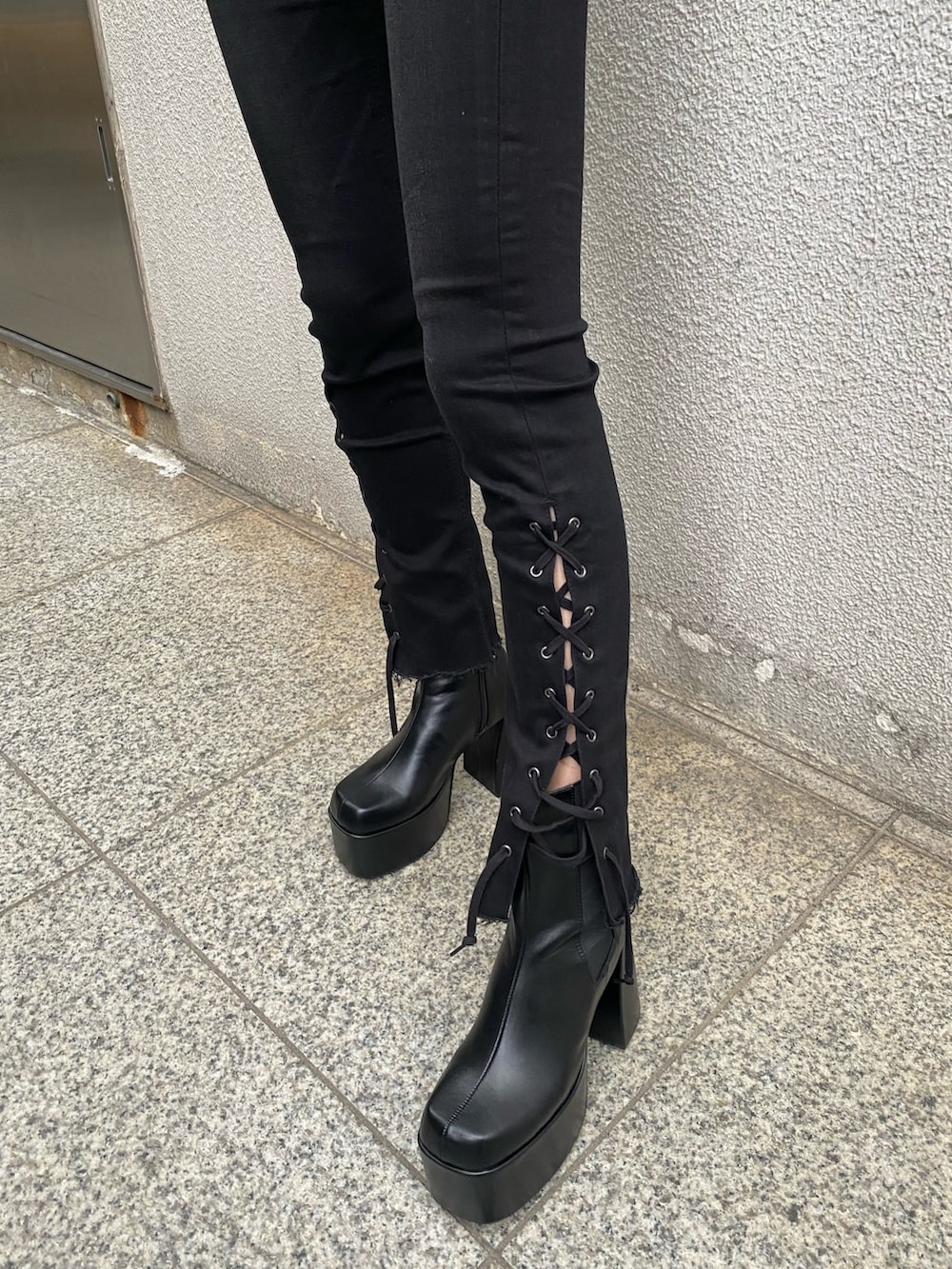 ブルー系のカーディガン/ボレロ、ブラック系のデニムパンツ、ブラック系のブーツを着用したレディースの冬コーディネートの8枚目の写真